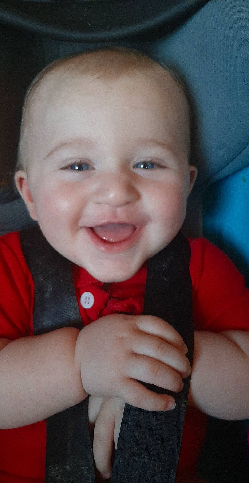 Enzo a rejoint le concours — aidez-le/la à gagner de superbes lots ! baby, baby_making_funny_faces, cheek, child, chin, eye, face, facial_expression, finger, forehead, fun, head, joy, laugh, lip, mouth, nose, person, red, skin