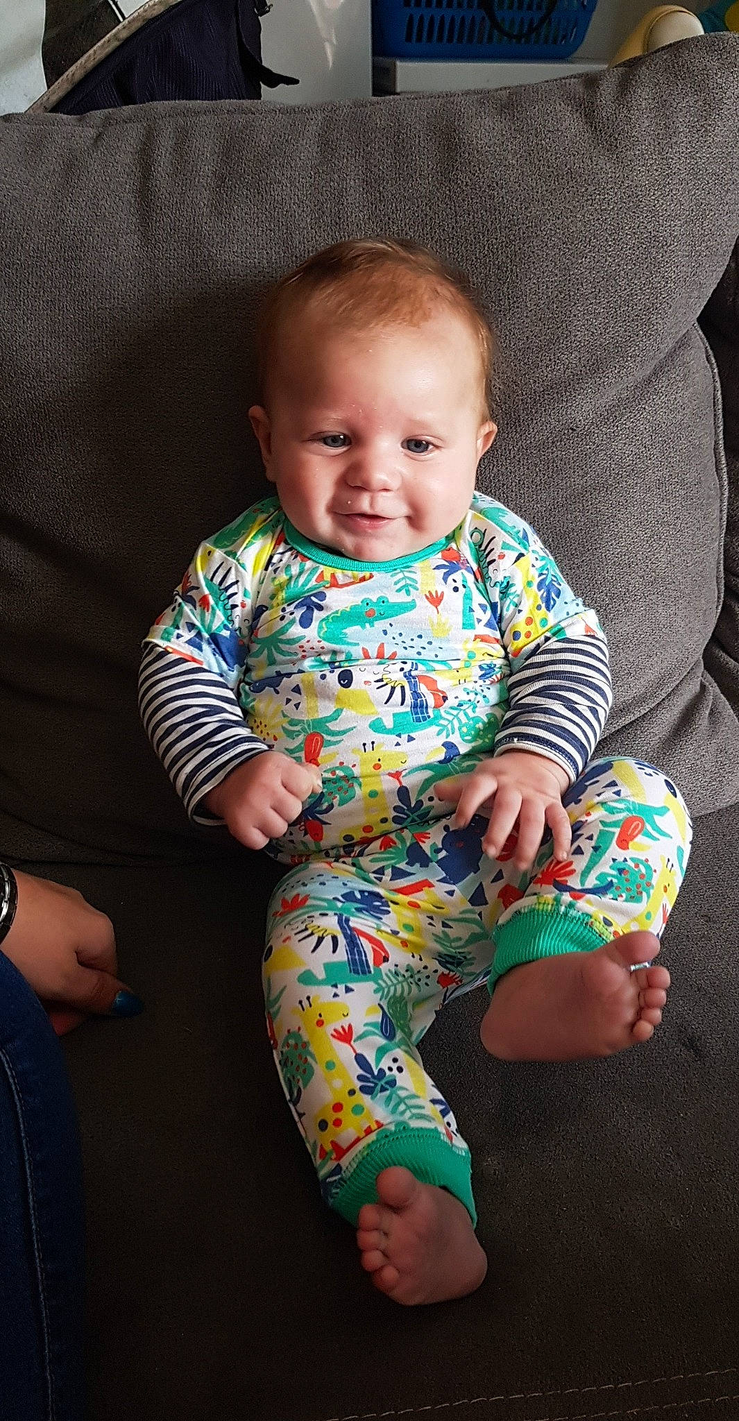 Tiago a rejoint le concours — aidez-le/la à gagner de superbes lots ! baby, baby_toddler_clothing, cheek, child, head, joy, person, play, product, sitting, skin, sleeve, smile, toddler