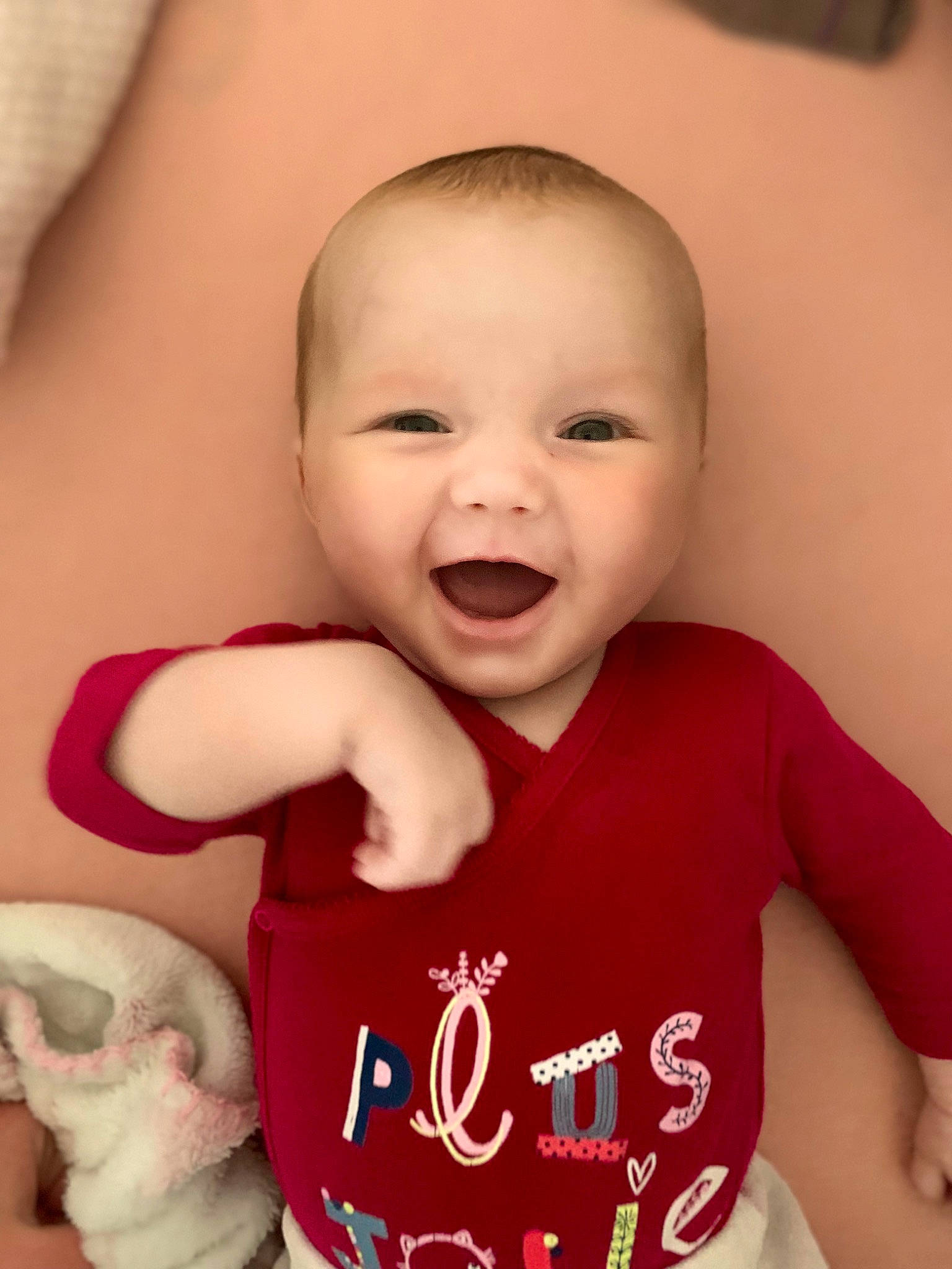 Yelena participe au concours pour gagner de l'argent avec cette photo : baby, baby_toddler_clothing, cheek, eye, facial_expression, finger, gesture, happy, human, human_body, lip, mouth, neck, nose, organ, person, skin, sleeve, smile, textile