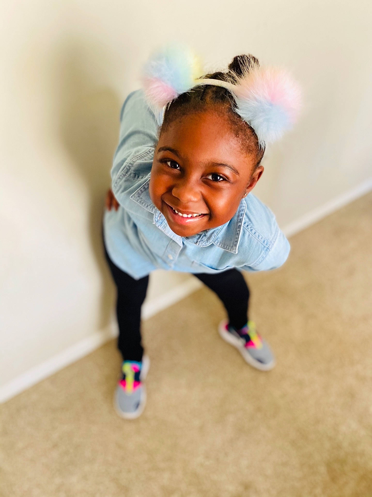 Milan is registered to the contest to win money with this photo: baby, baby_toddler_clothing, child, flash_photography, floor, flooring, fun, happy, hardwood, joy, laugh, leisure, person, play, portrait_photography, recreation, room, sitting, sleeve, smile