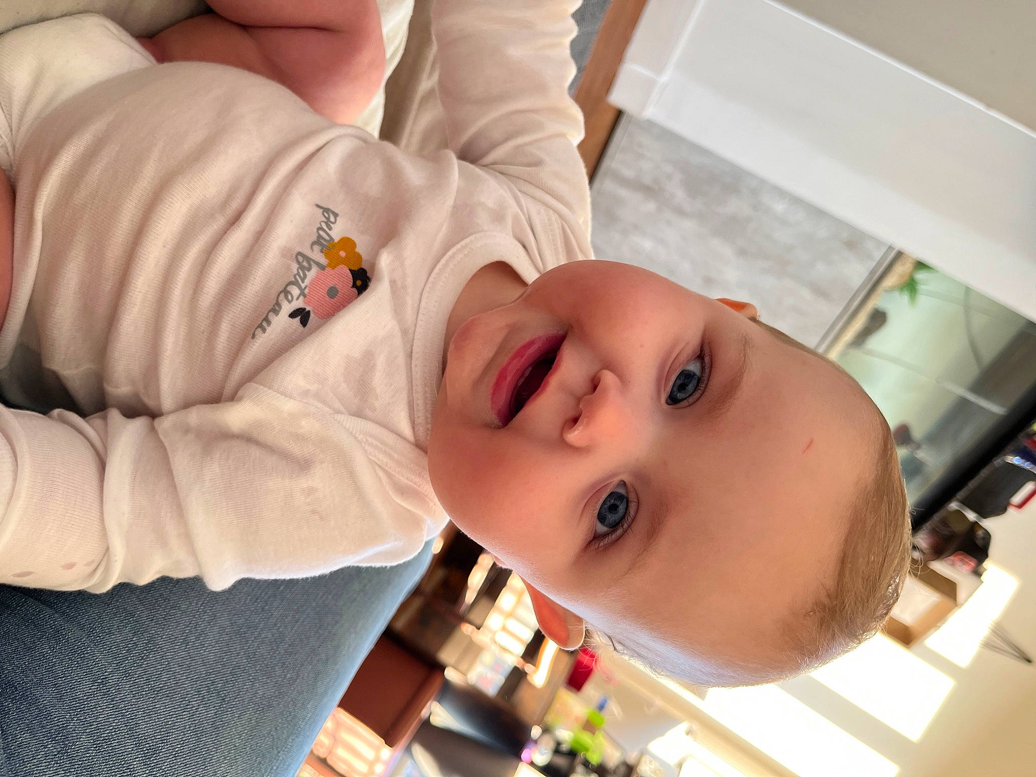 Ambre participe au concours pour gagner de l'argent avec cette photo : baby, baby_products, baby_toddler_clothing, cheek, child, comfort, eyelash, finger, fun, happy, hat, joy, lip, mouth, nose, person, room, skin, sleeve, smile