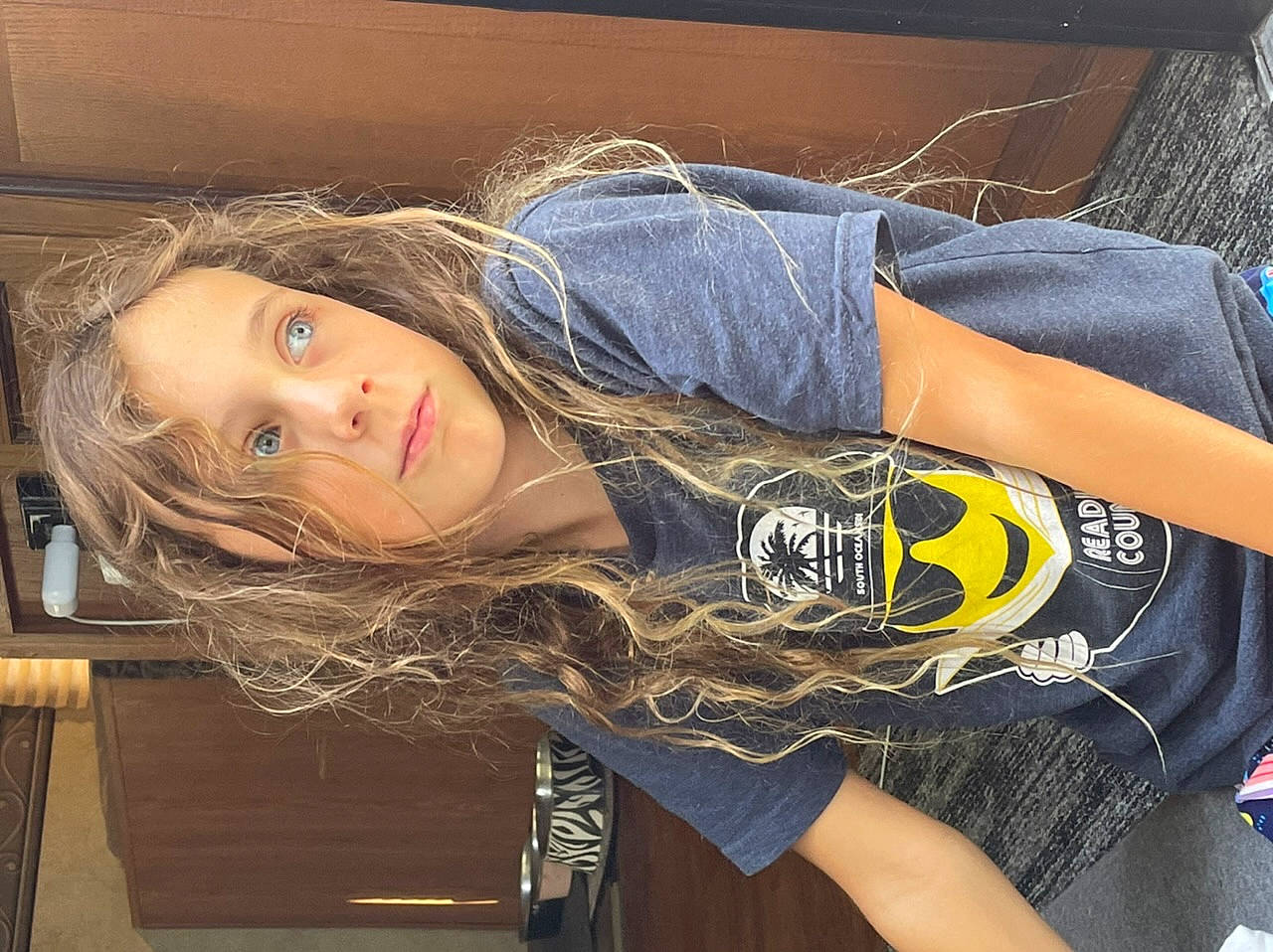 Kara is registered to the contest to win money with this photo: brown_hair, chest, comfort, cool, denim, elbow, electric_blue, eyelash, fashion_design, flash_photography, head, human_leg, long_hair, pattern, person, sleeve, t_shirt, thigh, trunk, waist