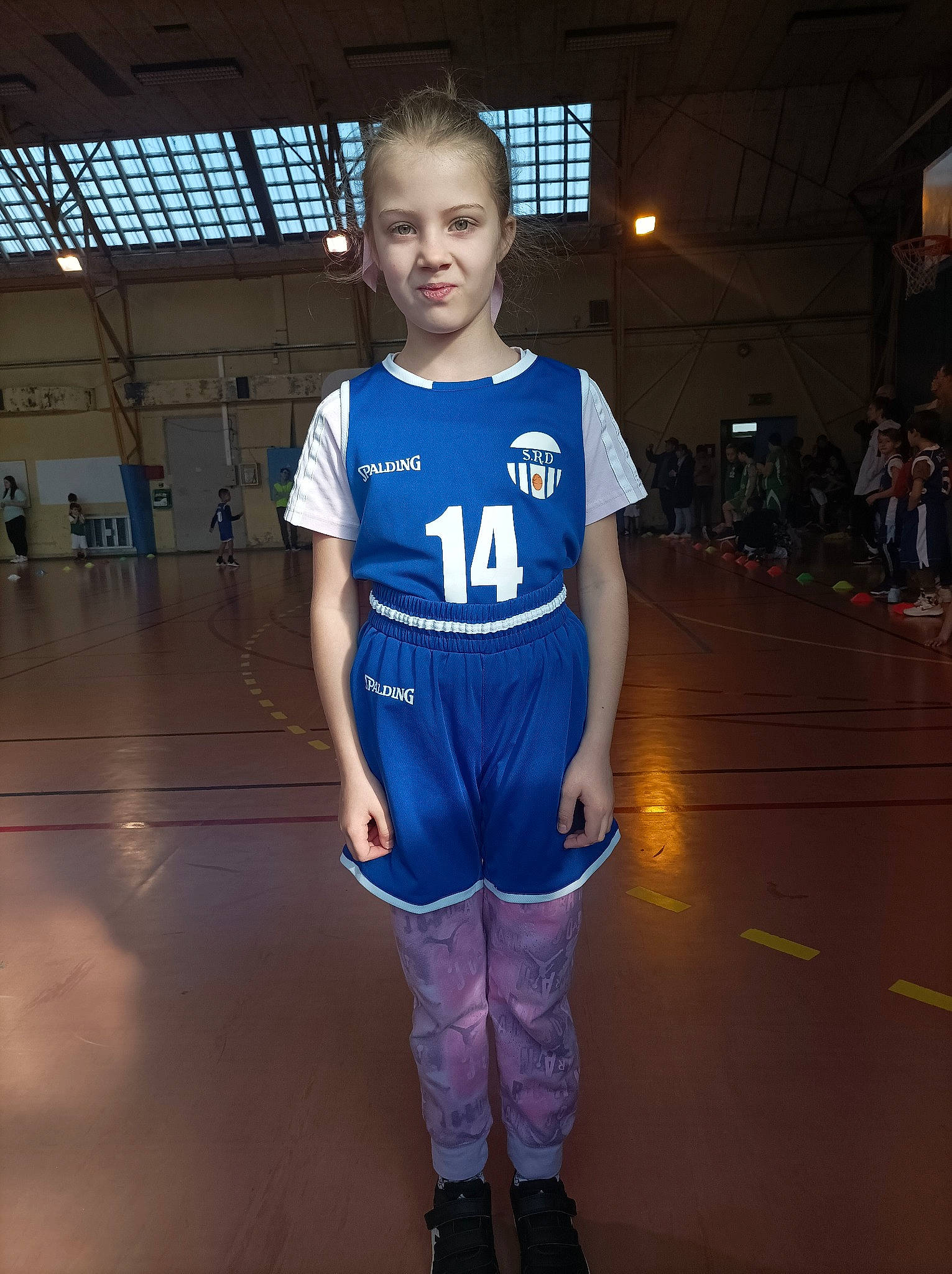 Luna participe au concours pour gagner de l'argent avec cette photo : competition_event, electric_blue, event, fashion_design, flooring, fun, human_leg, jersey, joy, knee, person, player, sleeve, smile, spandex, sports, sports_jersey, sports_uniform, sportswear, t_shirt