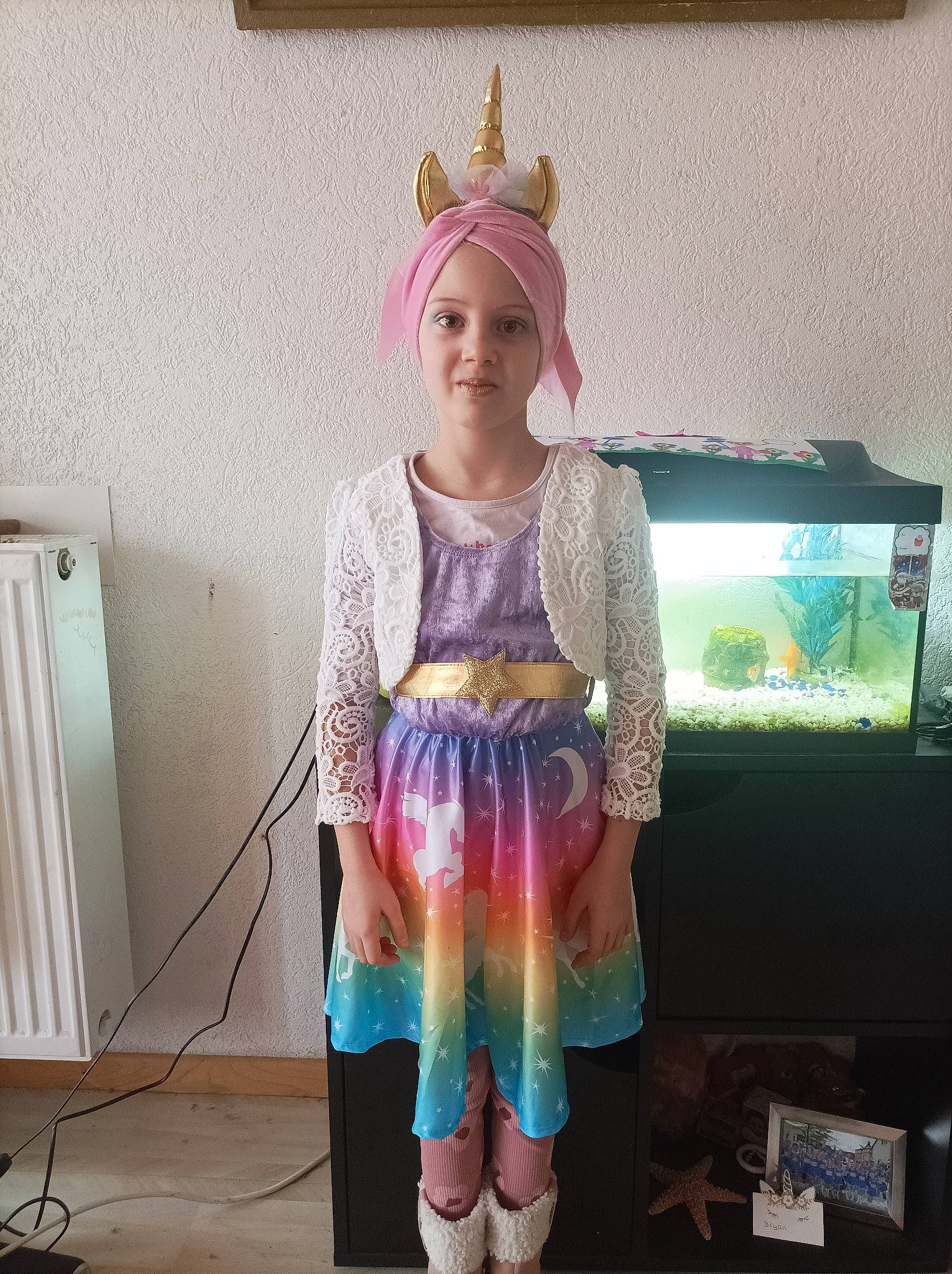 Luna a rejoint le concours — aidez-le/la à gagner de superbes lots ! clothing, cool, electric_blue, eyewear, fashion_accessory, fashion_design, fun, happy, headwear, human_body, knee, magenta, neck, pattern, person, shorts, shoulder, sleeve, t_shirt, thigh