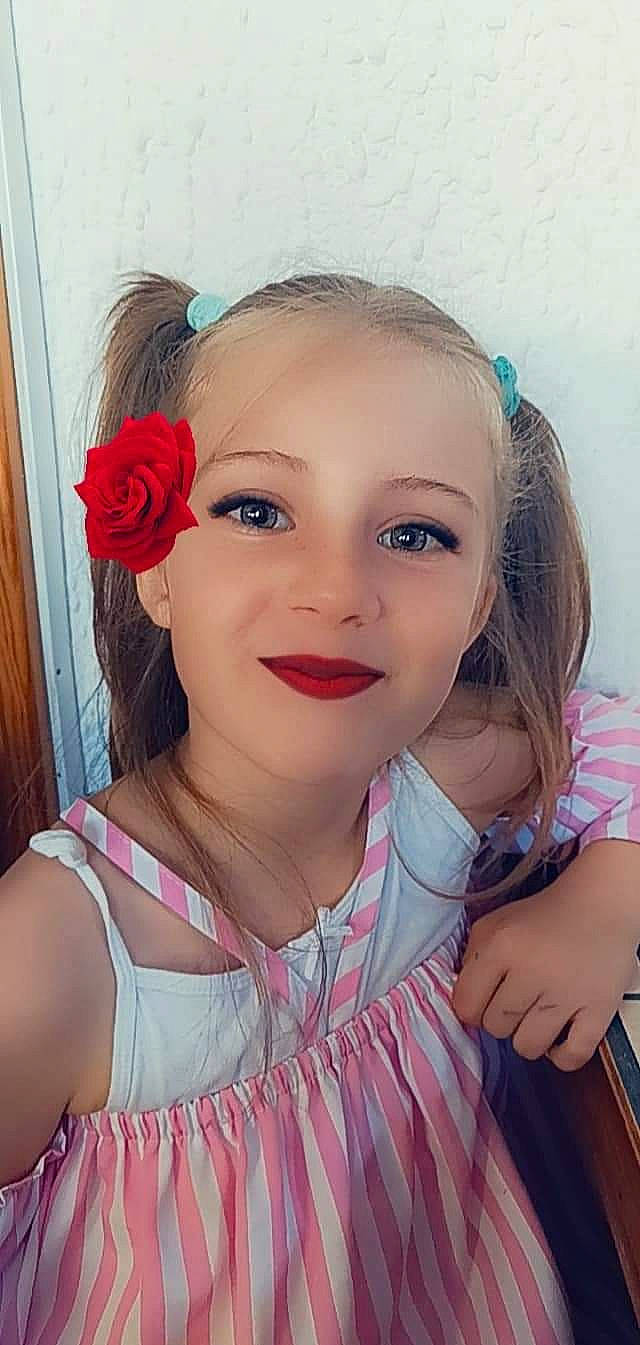 Luna a rejoint le concours — aidez-le/la à gagner de superbes lots ! chin, eye, eyebrow, eyelash, flash_photography, flower, gesture, hair, hairstyle, happy, head, headgear, iris, joy, lip, lipstick, makeover, person, pink, shoulder