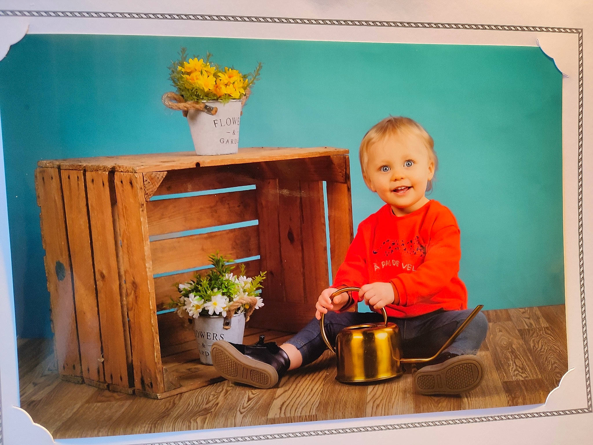Salomé participe au concours pour gagner de l'argent avec cette photo : baby, coffee_cup, cup, flower, flowerpot, houseplant, joy, mug, orange, person, photograph, plant, rectangle, room, serveware, smile, snapshot, table, tableware, toddler