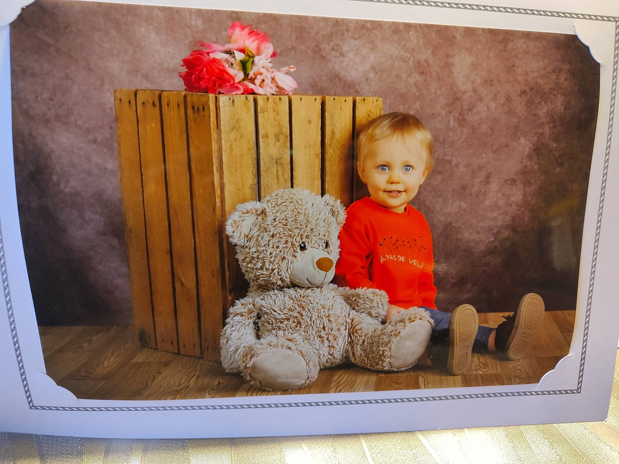 Salomé a rejoint le concours — aidez-le/la à gagner de superbes lots ! art, baby, baby_sleeping, baby_toddler_clothing, baby_toys, chair, child, comfort, couch, fur, joy, person, rectangle, room, shelf, sitting, stuffed_toy, teddy_bear, toddler, toy