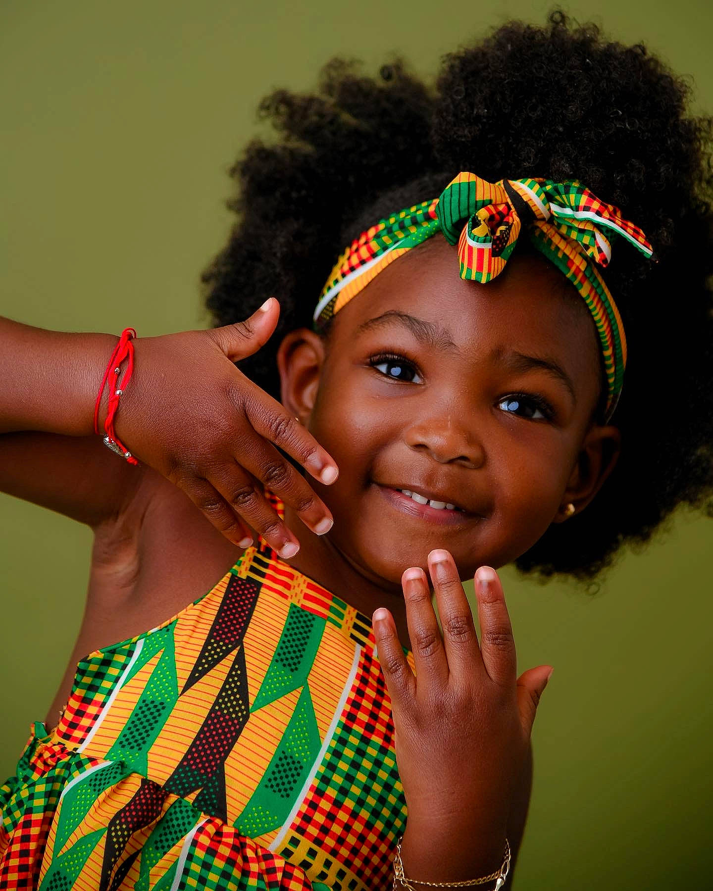 Dreux is registered to the contest to win money with this photo: adaptation, beauty, bracelet, close_up, earrings, event, facial_expression, fashion, fun, gesture, hair, happy, headwear, jewellery, joy, lip, organ, person, skin, smile