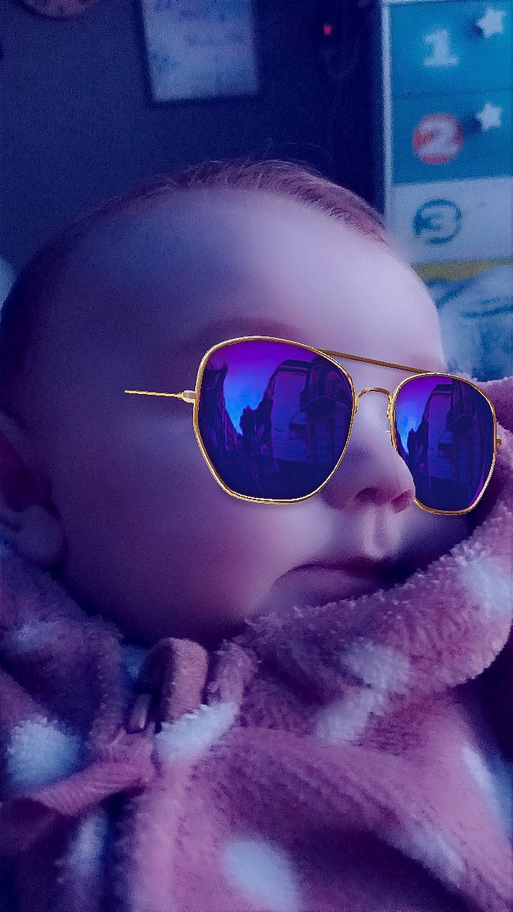 Véronique a rejoint le concours — aidez-le/la à gagner de superbes lots ! child, cool, electric_blue, eye_glass_accessory, eyewear, fashion_accessory, fun, goggles, macro_photography, magenta, material_property, person, personal_protective_equipment, purple, reflection, sunglasses, violet, vision_care