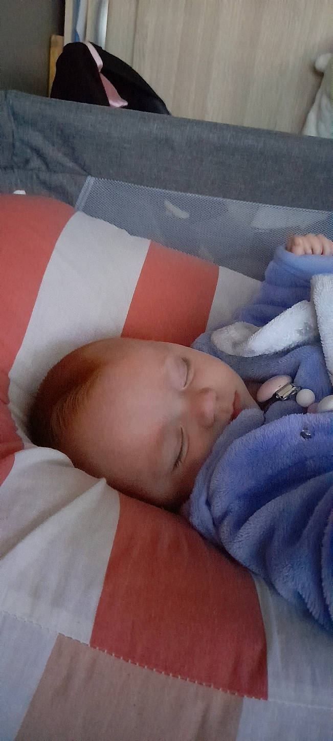 Véronique participe au concours pour gagner de l'argent avec cette photo : abdomen, baby, baby_products, baby_sleeping, bed, bedding, bedtime, blanket, cheek, chest, child, childbirth, comfort, flesh, linens, nap, person, room, sleep, textile