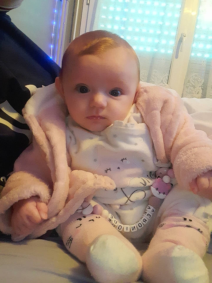 Véronique a rejoint le concours — aidez-le/la à gagner de superbes lots ! arm, baby, baby_toddler_clothing, cheek, chest, comfort, finger, head, human_body, iris, joint, knee, leg, mouth, person, skin, stomach, thigh, thumb, toddler