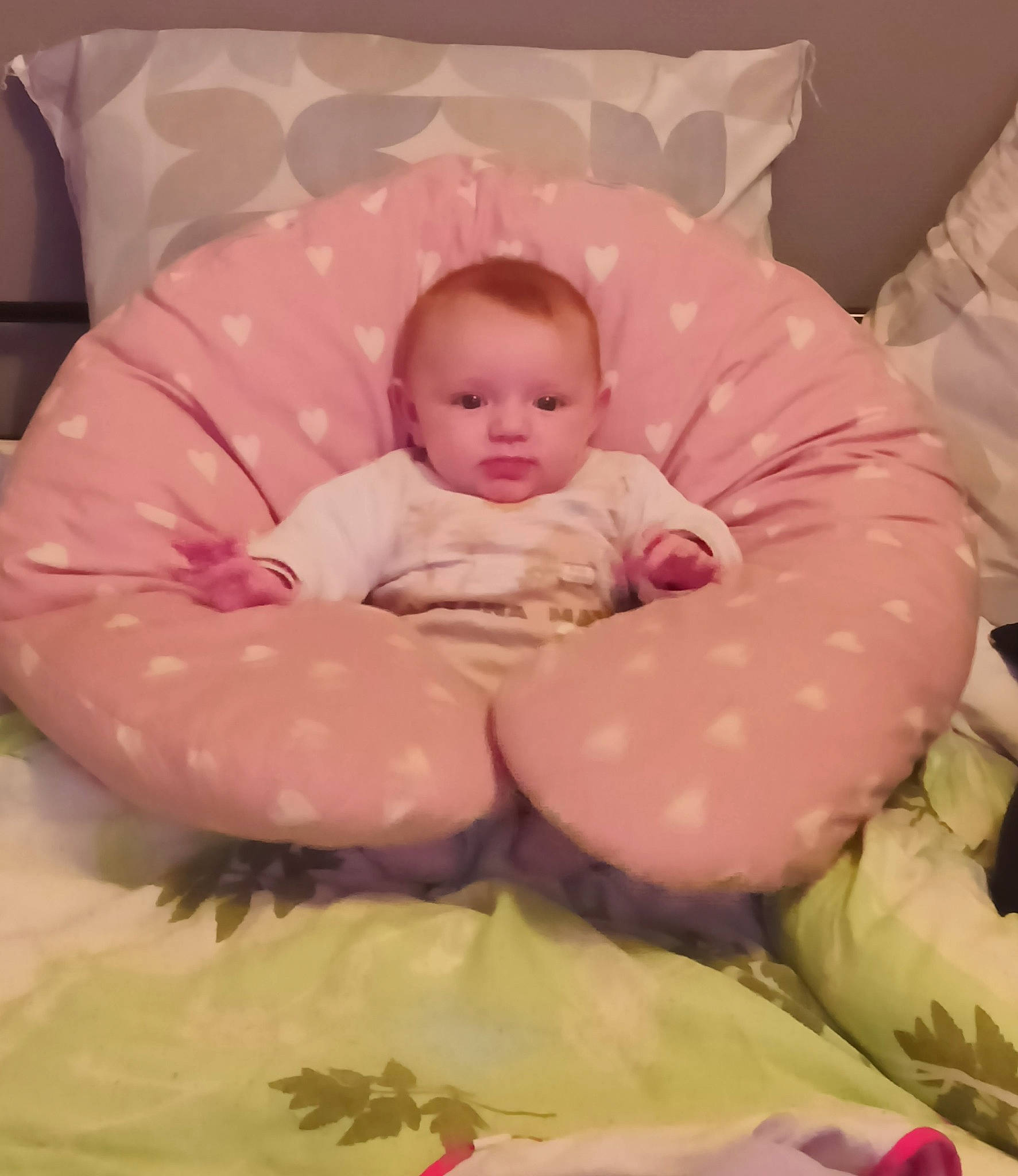 Véronique participe au concours pour gagner de l'argent avec cette photo : baby, baby_products, baby_sleeping, baby_toddler_clothing, bedding, bedtime, cheek, child, comfort, face, linens, pattern, peach, person, pink, product, room, sitting, sleeve, textile