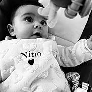 Nino participe au concours pour gagner de l'argent avec cette photo : baby, infant, blanket, heart_pattern, toy, black_and_white, closeup, curious, child, face, eyes, clothing, cute, indoors, portrait, soft_texture, young, expression, wrapped, cozy