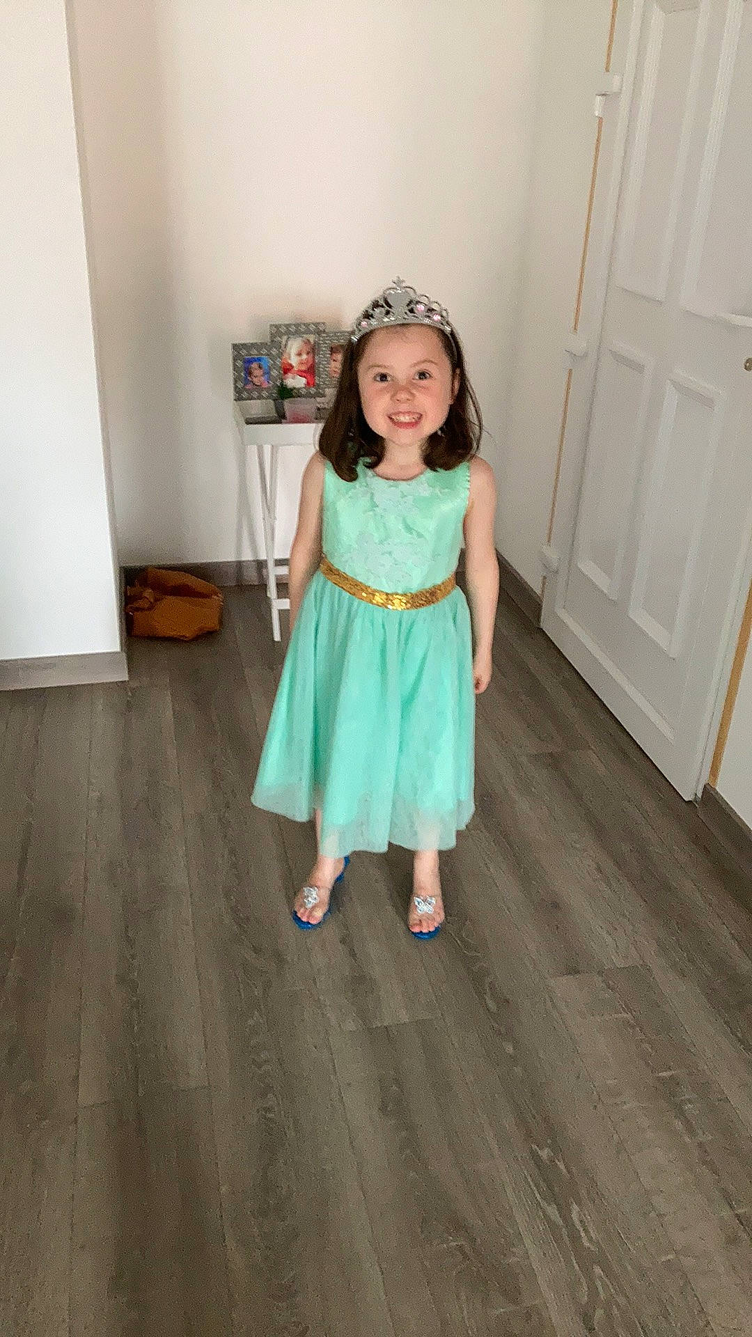 Lena a rejoint le concours — aidez-le/la à gagner de superbes lots ! arm, baby_toddler_clothing, day_dress, door, dress, floor, flooring, hair, hand, happy, headwear, joint, joy, leg, one_piece_garment, person, shoulder, skin, sleeve, smile