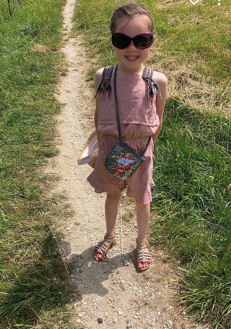 Lena participe au concours pour gagner de l'argent avec cette photo : child, eyewear, footwear, glasses, goggles, grass, grassland, happy, human_leg, joy, landscape, leaf, leisure, people_in_nature, person, sleeve, smile, summer, sunglasses, toddler