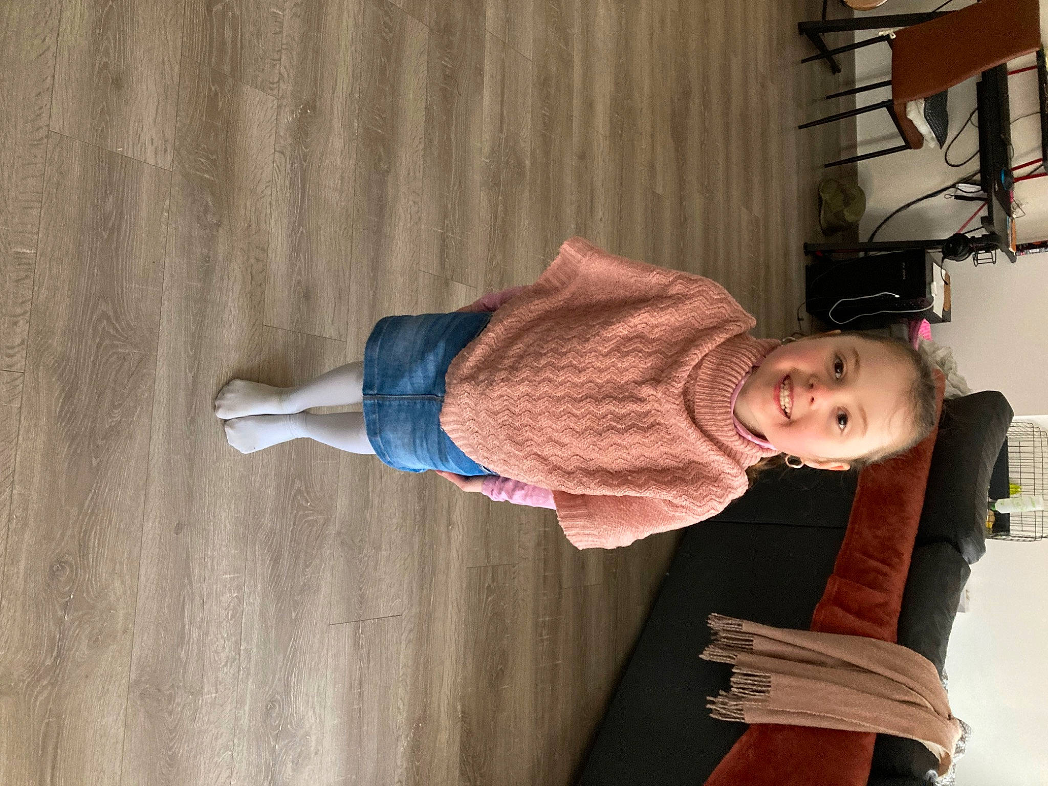 Lena a rejoint le concours — aidez-le/la à gagner de superbes lots ! baby, baby_toddler_clothing, comfort, denim, dress, elbow, electric_blue, floor, flooring, hardwood, hat, human_leg, joy, knee, pattern, person, sleeve, thigh, tire, toddler