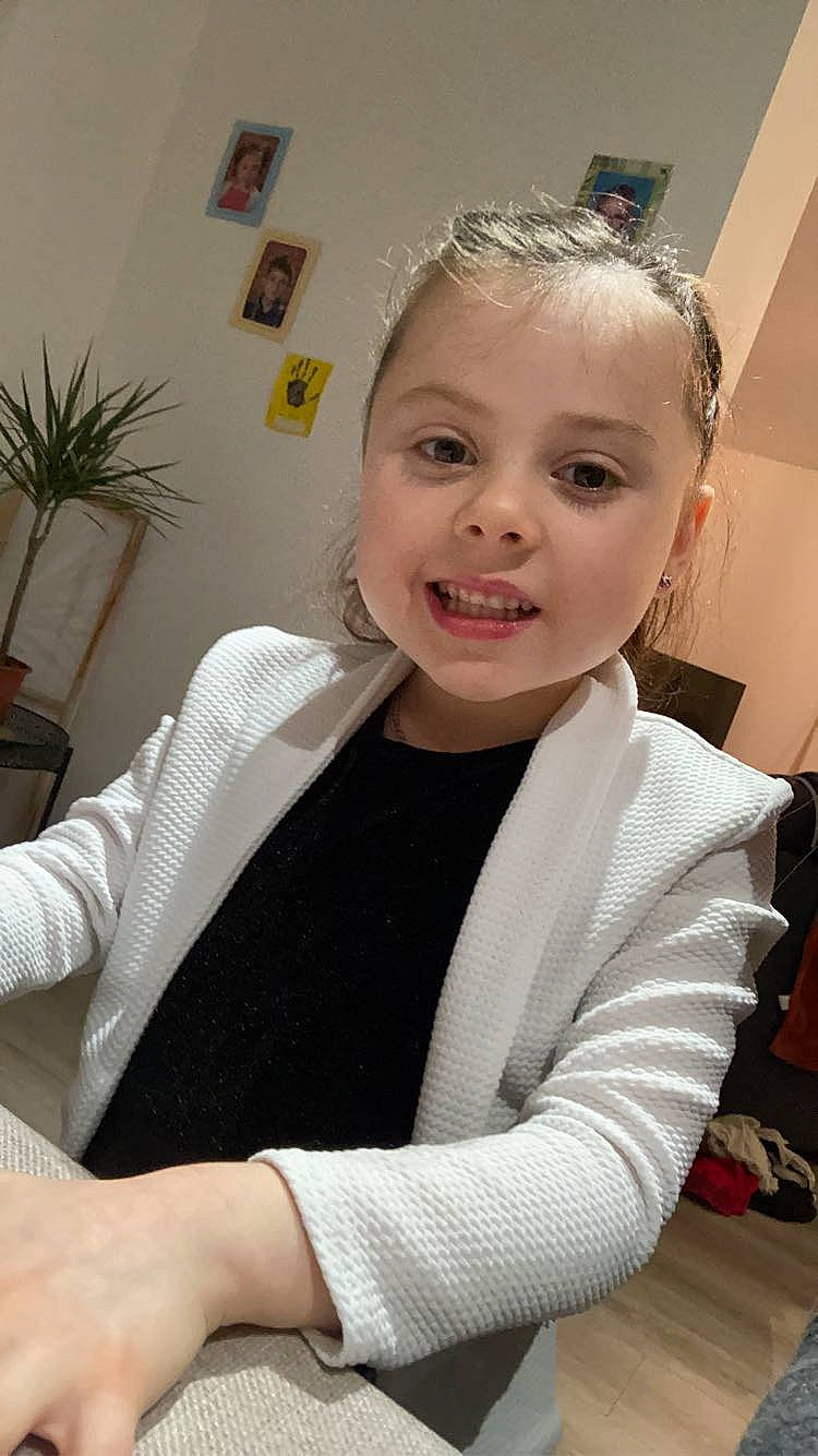 Lena participe au concours pour gagner de l'argent avec cette photo : blond, bridal_accessory, child, event, fashion_accessory, fashion_design, flowerpot, formal_wear, hair_accessory, hairstyle, happy, headband, headpiece, houseplant, jewellery, necklace, person, plant, sleeve, smile