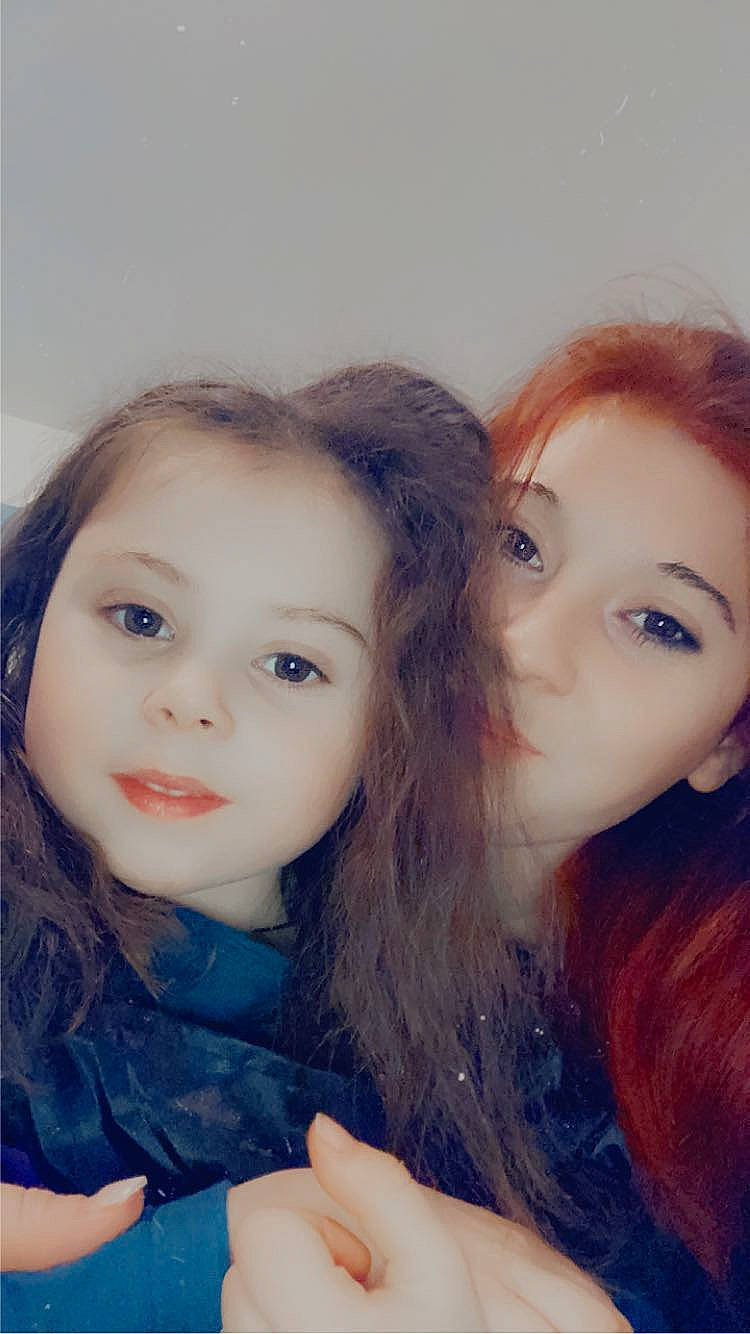 Lena a rejoint le concours — aidez-le/la à gagner de superbes lots ! black_hair, cheek, chin, eye, eyebrow, eyelash, flash_photography, fun, gesture, hair, happy, iris, jaw, layered_hair, lip, long_hair, nose, person, selfie, shoulder