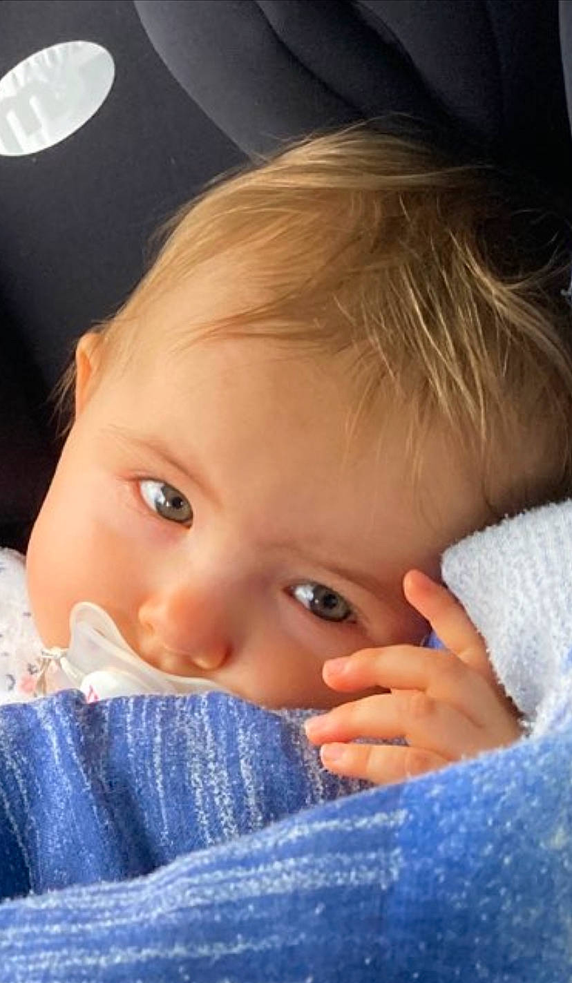 Blue participe au concours pour gagner de l'argent avec cette photo : baby, blue, cheek, child, chin, ear, eye, eyebrow, eyelash, finger, forehead, gesture, hair, happy, iris, lip, mouth, nose, person, skin