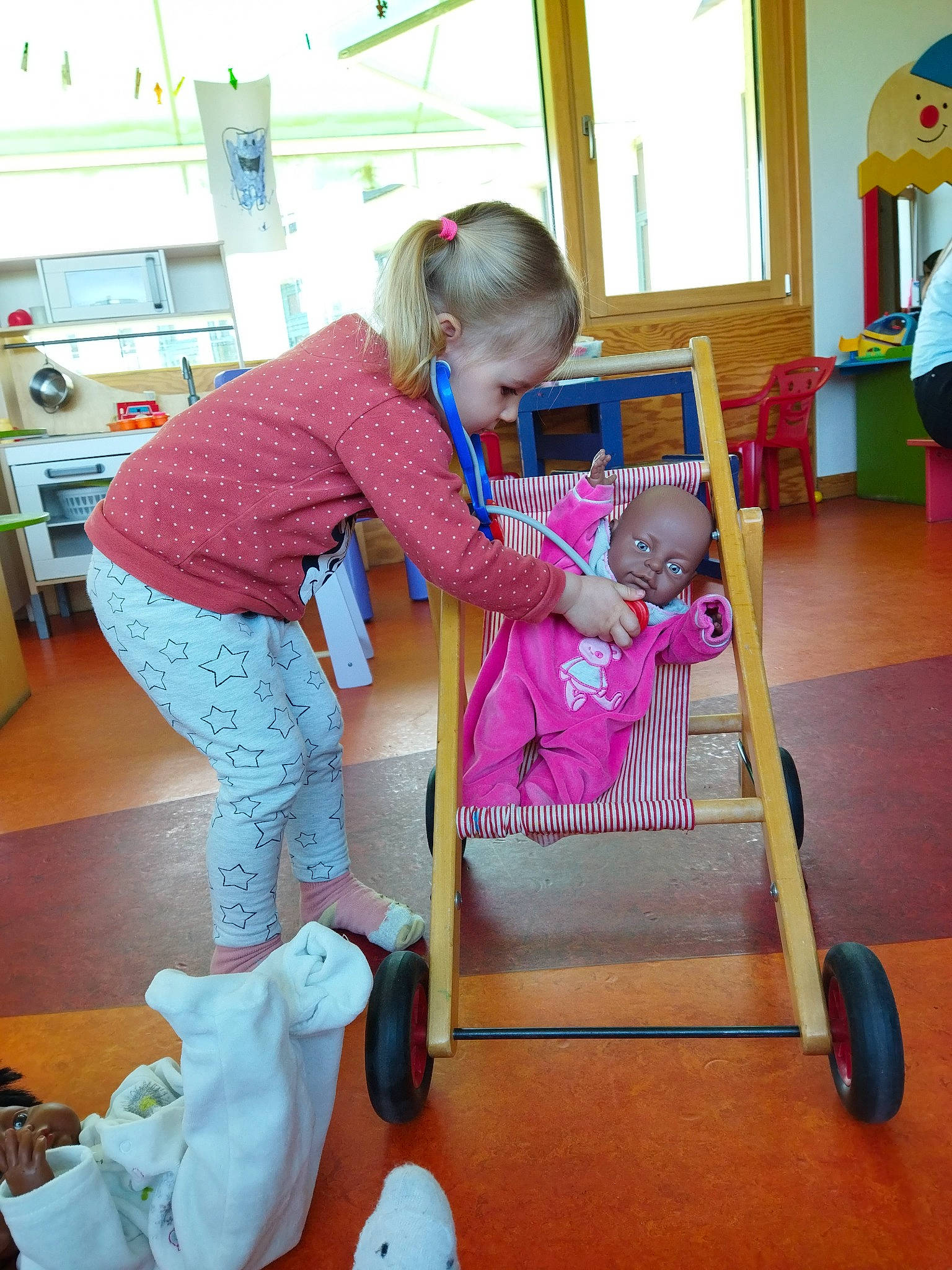 Victoria Sofronencu participe au concours pour gagner de l'argent avec cette photo : baby, baby_carriage, baby_products, baby_safety, child, floor, flooring, fun, leisure, magenta, person, pink, play, purple, room, shelf, sitting, tire, toddler, toy