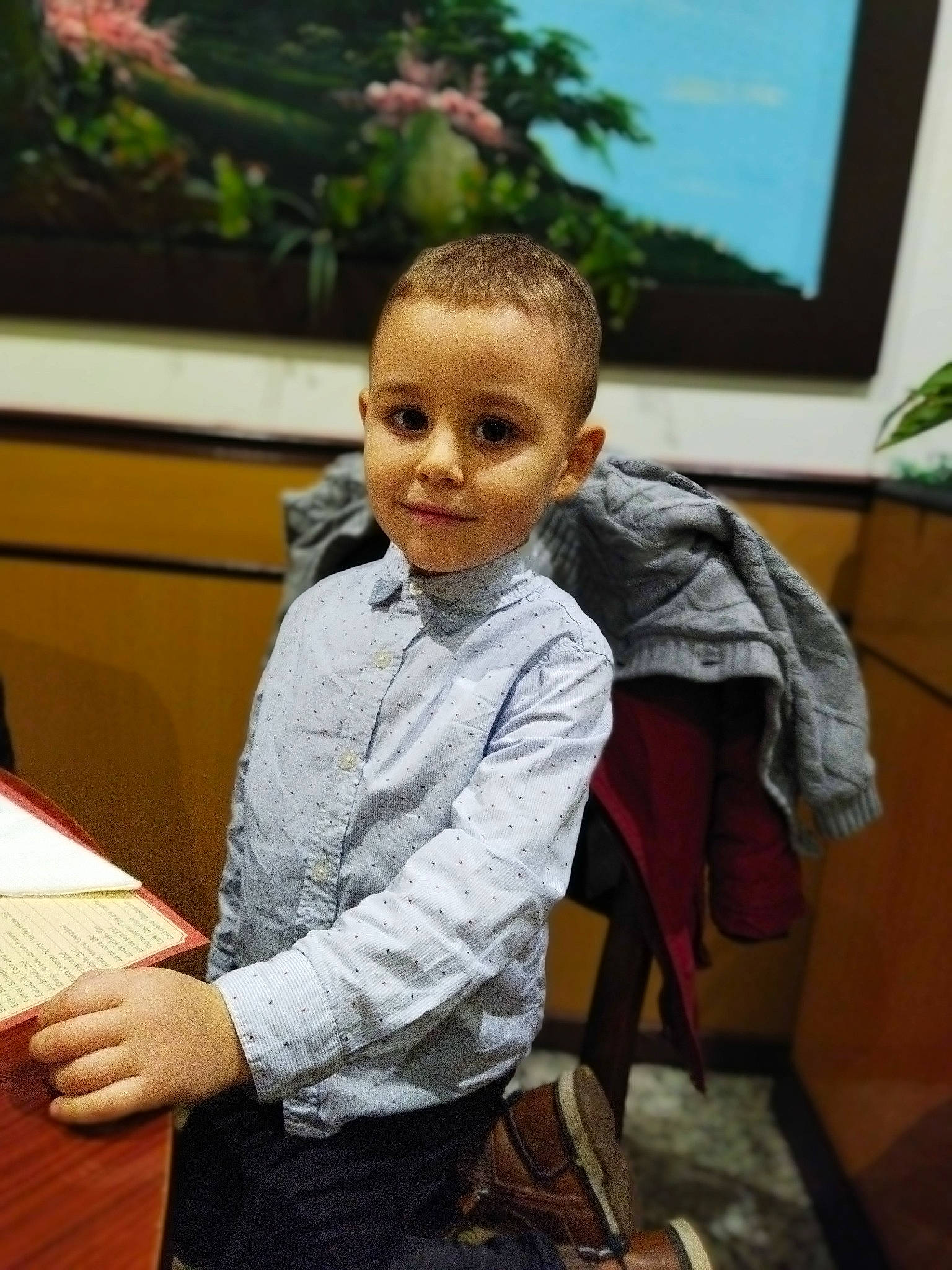 Sofronencu Nichita participe au concours pour gagner de l'argent avec cette photo : bag, belt, chair, child, event, flooring, fun, hair, happy, houseplant, leisure, luggage_and_bags, person, plant, sitting, sleeve, smile, television, toddler, vacation