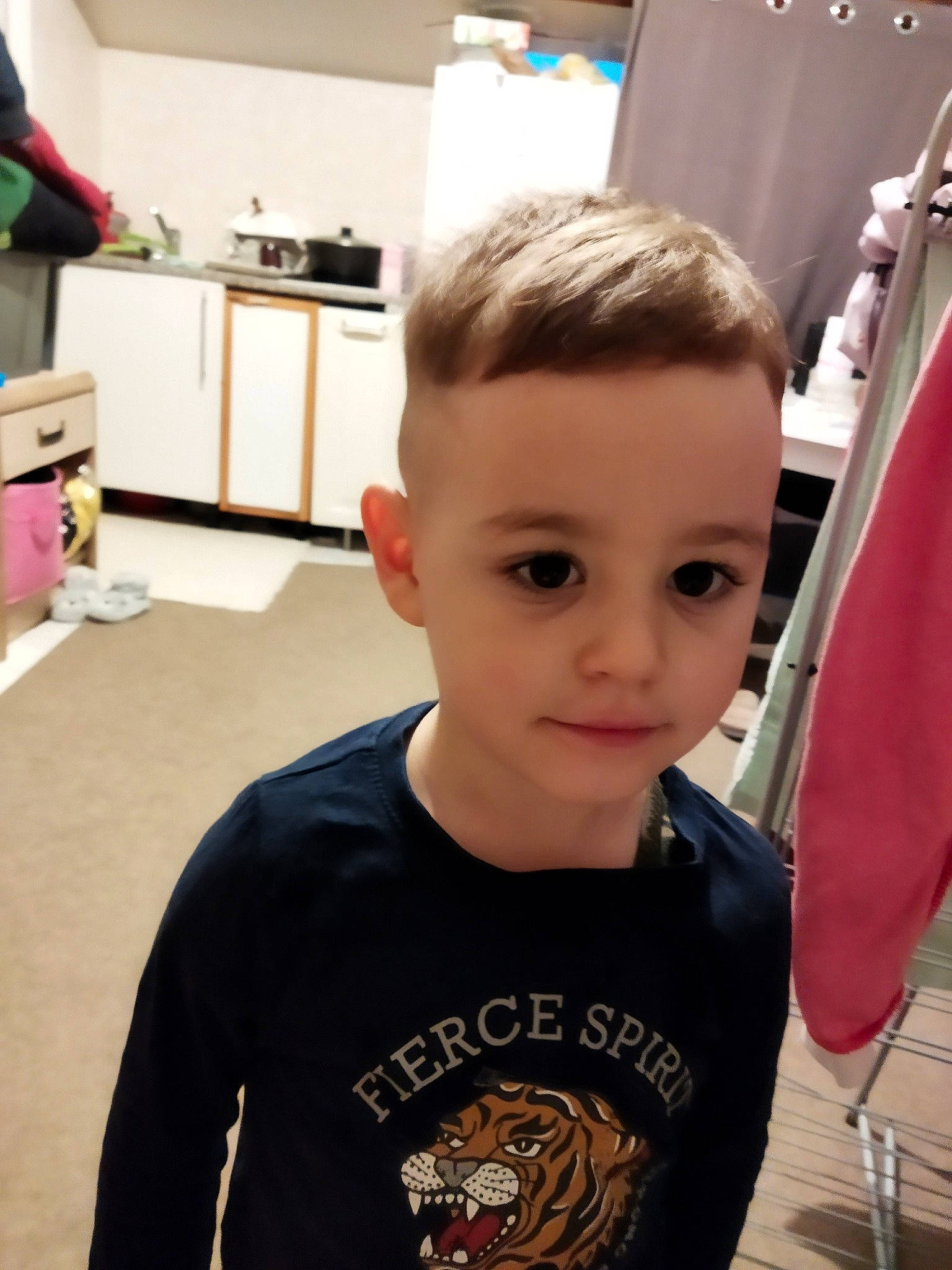 Sofronencu Nichita a rejoint le concours — aidez-le/la à gagner de superbes lots ! beauty_salon, blond, chair, child, eyebrow, eyelash, eyewear, fashion_design, flooring, forehead, fun, hair_coloring, hairstyle, neck, person, room, selfie, sleeve, standing, t_shirt