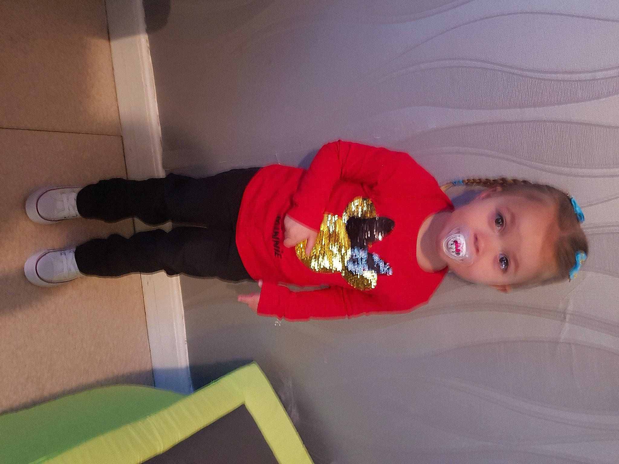 Ema a rejoint le concours — aidez-le/la à gagner de superbes lots ! child, person