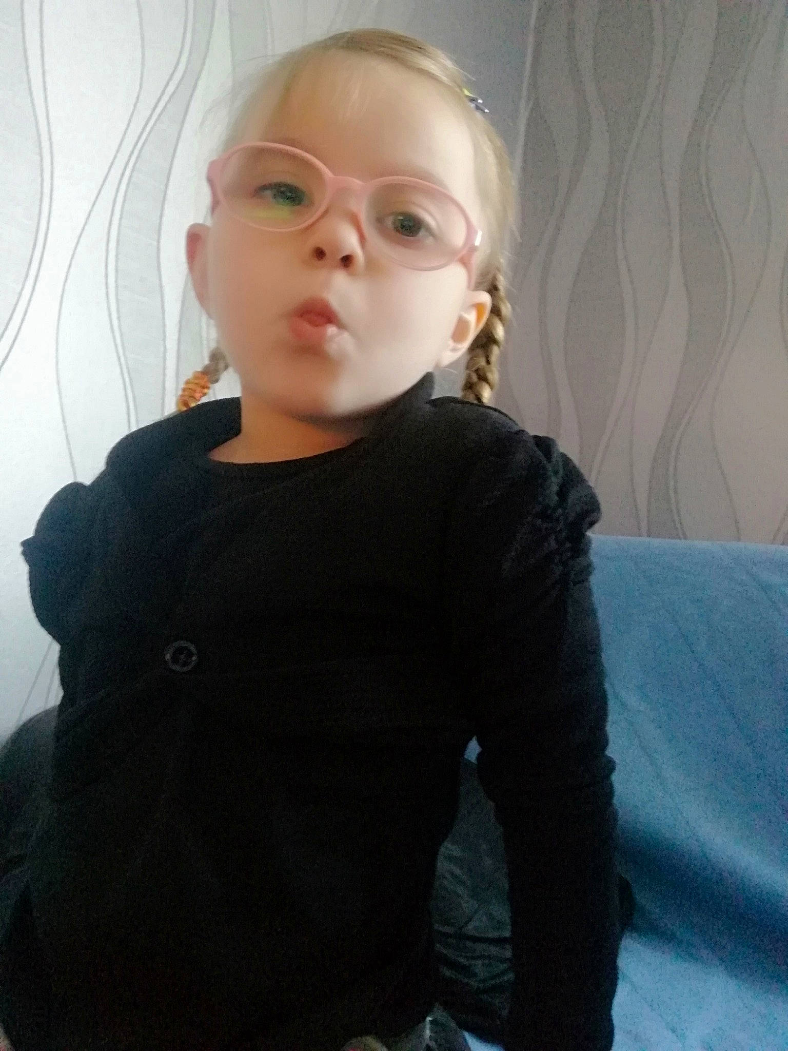Ema participe au concours pour gagner de l'argent avec cette photo : baby_toddler_clothing, cheek, chin, cool, eye, eyebrow, eyewear, flash_photography, glasses, happy, iris, lip, mouth, neck, nose, person, personal_protective_equipment, shoulder, skin, sleeve