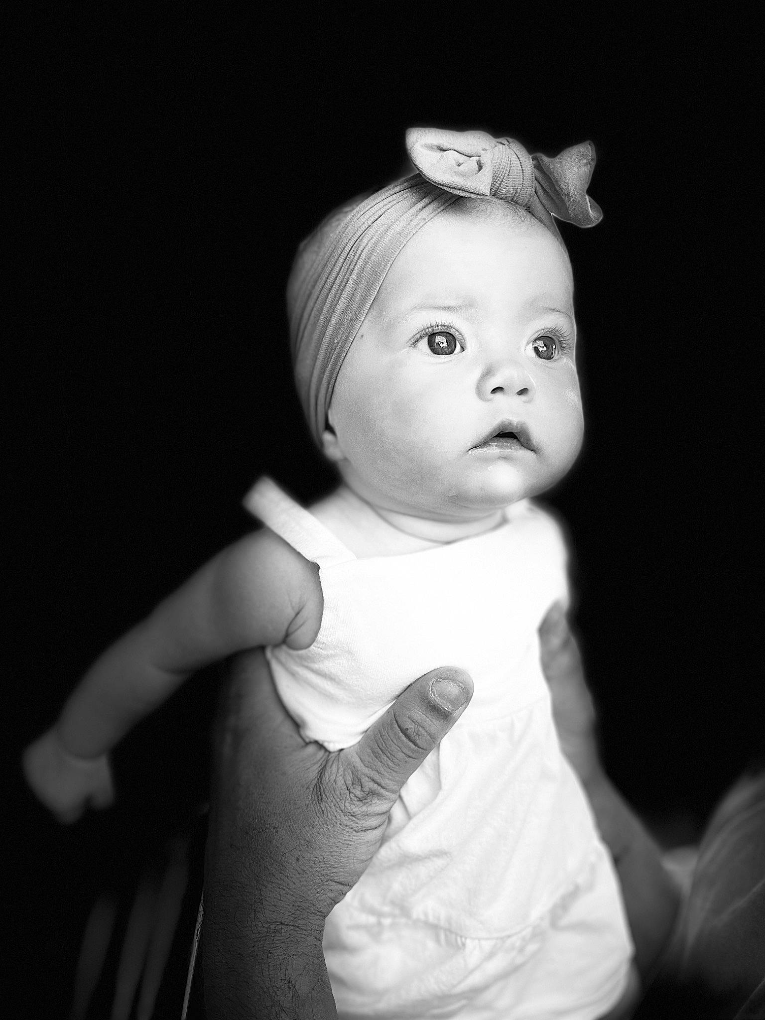 Emy a rejoint le concours — aidez-le/la à gagner de superbes lots ! baby, baby_toddler_clothing, cheek, child, darkness, eye, eyelash, flash_photography, fun, gesture, happy, iris, lip, monochrome, monochrome_photography, person, skin, sleeve, standing, style