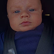 Zénélyo participe au concours pour gagner de l'argent avec cette photo : baby, infant, face, blue_eyes, car_seat, seat_belt, toy, stuffed_animal, clothing, child, portrait, close_up, serious_expression, indoor, person, baby_face, head, soft_toy, baby_clothes, straps