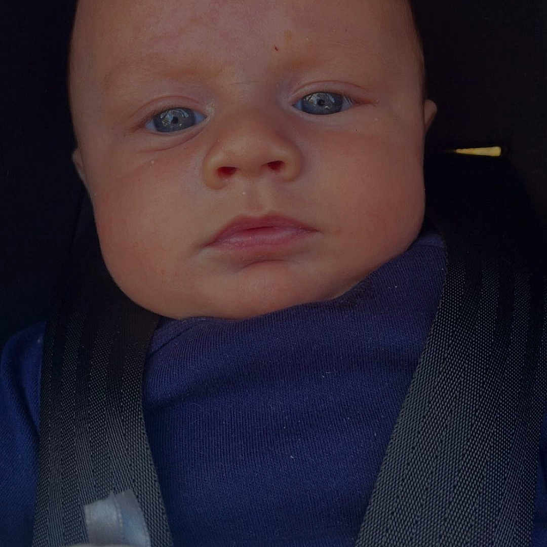 Zénélyo participe au concours pour gagner de l'argent avec cette photo : baby, baby_clothes, baby_face, blue_eyes, car_seat, child, close_up, clothing, face, head, indoor, infant, person, portrait, seat_belt, serious_expression, soft_toy, straps, stuffed_animal, toy