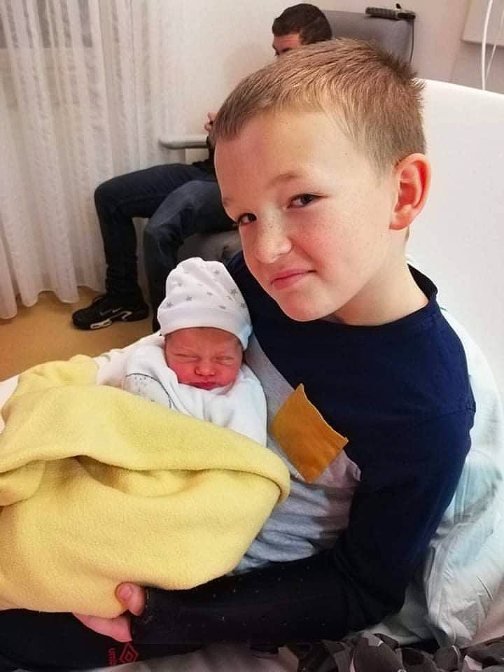 édenne a rejoint le concours — aidez-le/la à gagner de superbes lots ! arm, baby, cheek, child, comfort, finger, hand, head, headwear, joy, leg, nose, person, sitting, skin, toddler