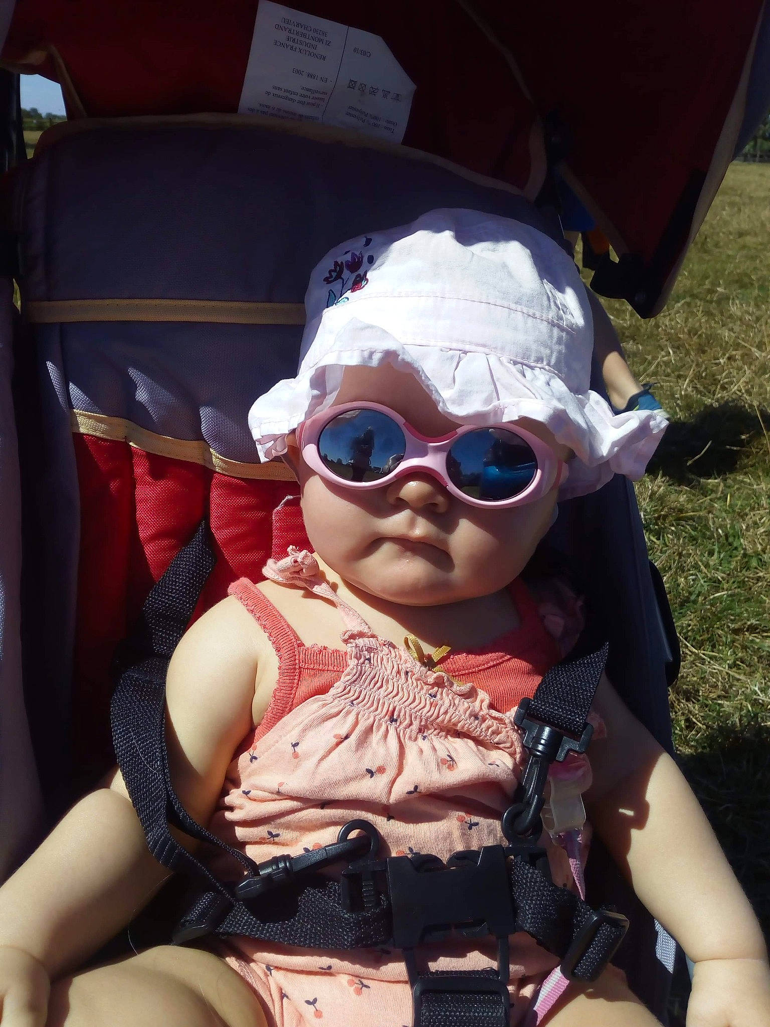 édenne participe au concours pour gagner de l'argent avec cette photo : car_seat, child, cool, eyewear, fun, glasses, goggles, headgear, headwear, person, personal_protective_equipment, pink, sunglasses, toddler, vacation, vision_care