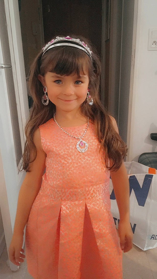 Catarina a rejoint le concours — aidez-le/la à gagner de superbes lots ! bridal_accessory, clothing, day_dress, dress, embellishment, eyebrow, eyelash, facial_expression, hair, happy, iris, joy, lip, neck, person, pink, skin, sleeve, smile, toddler