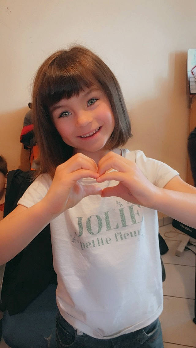 Catarina participe au concours pour gagner de l'argent avec cette photo : arm, beauty, black_hair, chin, elbow, eyelash, facial_expression, finger, gesture, happy, jaw, joint, joy, neck, person, shoulder, skin, sleeve, smile, thumb