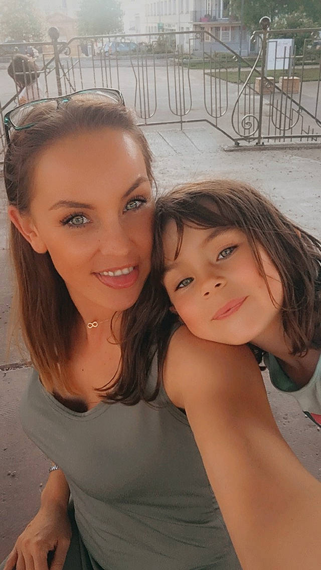 Catarina a rejoint le concours — aidez-le/la à gagner de superbes lots ! black_hair, chest, event, eyebrow, eyelash, fence, flash_photography, friendship, fun, gesture, happy, iris, joy, leisure, lip, long_hair, mouth, neck, person, skin