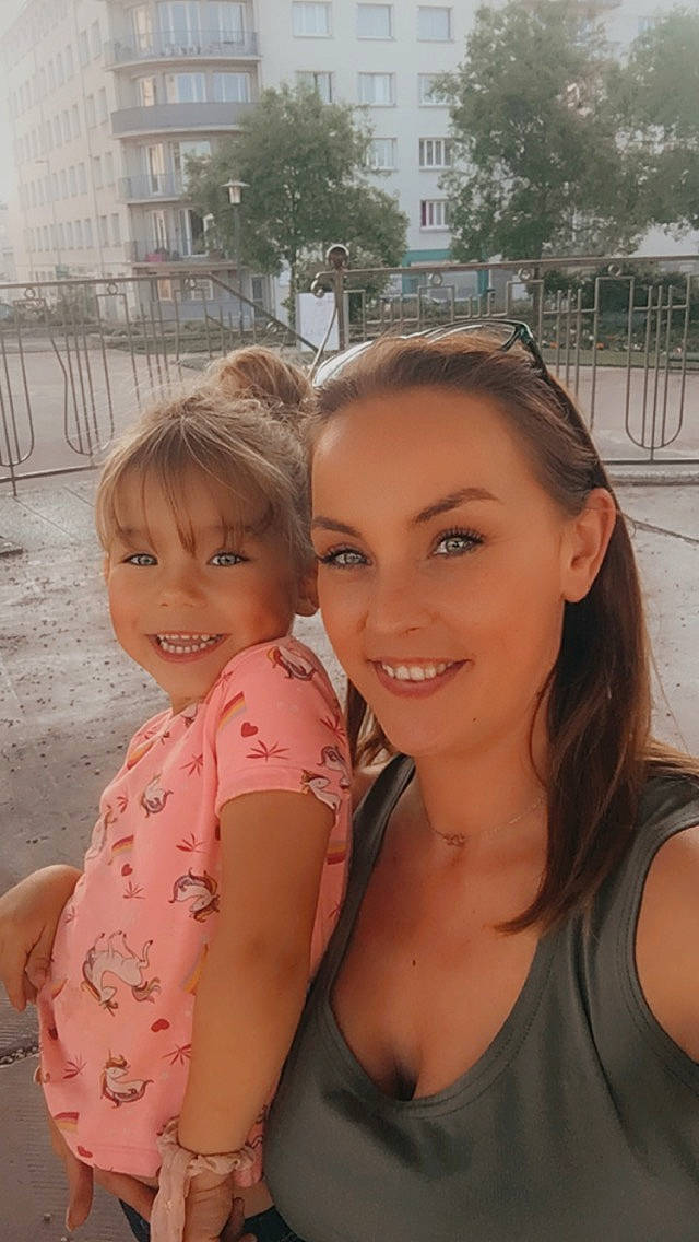 Olivia participe au concours pour gagner de l'argent avec cette photo : arm, black_hair, cool, eye, eyebrow, face, forehead, fun, happy, iris, joy, leisure, lip, mouth, person, skin, smile, summer, t_shirt, thigh