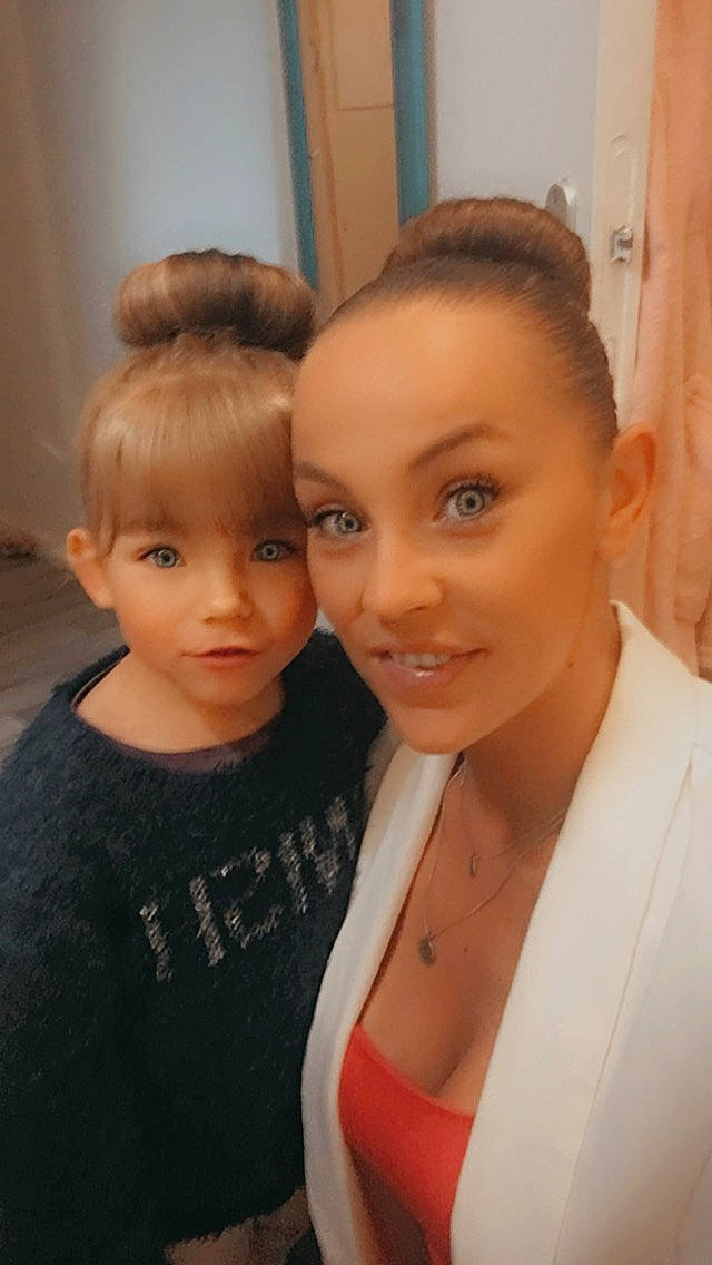 Olivia participe au concours pour gagner de l'argent avec cette photo : beauty_salon, blond, chin, event, eyebrow, eyelash, fashion_design, forehead, formal_wear, happy, iris, jewellery, joy, lip, makeover, neck, necklace, nose, person, shoulder