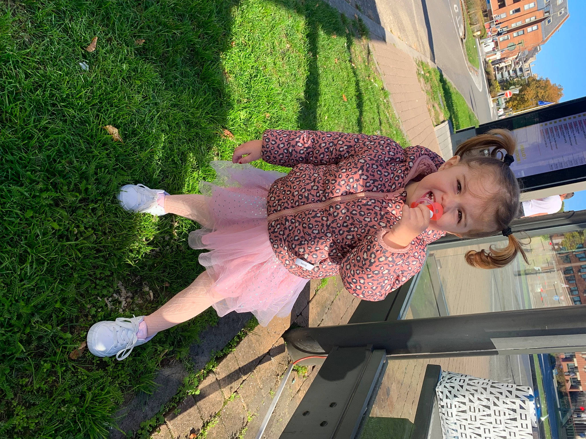 Catalya a rejoint le concours — aidez-le/la à gagner de superbes lots ! city, fun, grass, happy, leisure, magenta, people_in_nature, person, plant, smile, thigh, travel, tree