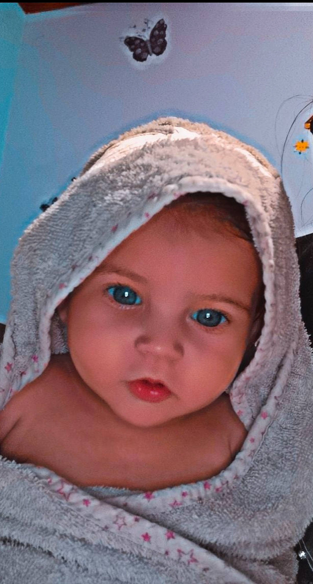 Alexia participe au concours pour gagner de l'argent avec cette photo : baby, cap, cheek, child, fashion_accessory, freezing, fun, fur, happy, headgear, headwear, iris, knit_cap, lip, nose, person, skin, smile, toddler, window