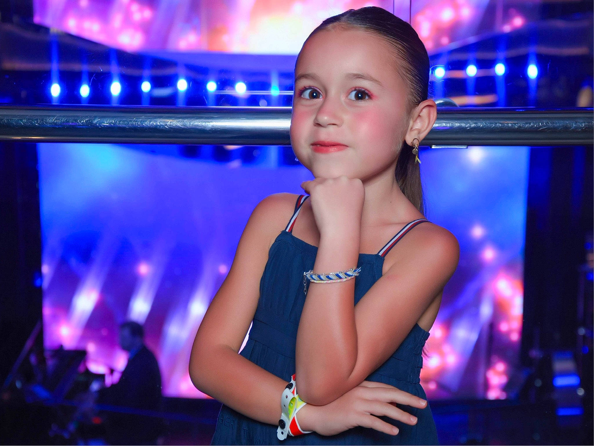 Kélya participe au concours pour gagner de l'argent avec cette photo : electric_blue, entertainment, event, fashion_design, flash_photography, fun, jewellery, joy, led_backlit_lcd_display, leisure, magenta, music_artist, party, performance, performing_arts, person, purple, singer, smile, technology