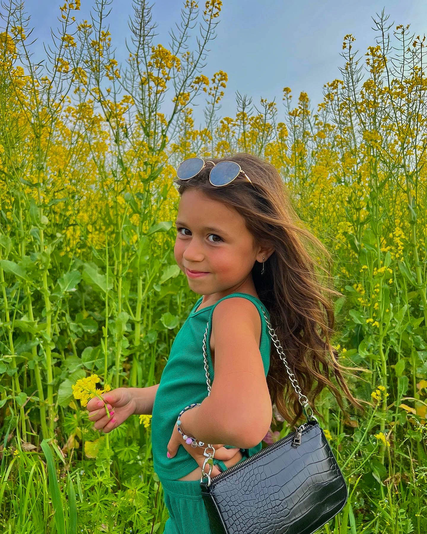 Kélya participe au concours pour gagner de l'argent avec cette photo : botany, clothing, flower, grass, grassland, green, happy, joy, leaf, meadow, nature, people_in_nature, person, photograph, plant, shrub, sky, smile, summer, sunglasses