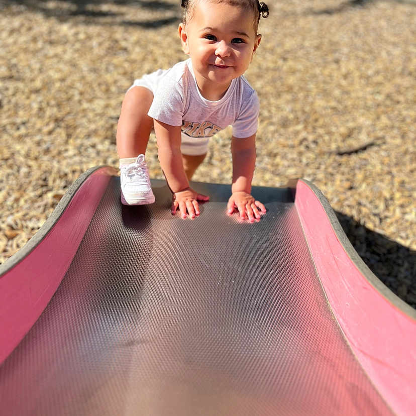 Oxanna a rejoint le concours — aidez-le/la à gagner de superbes lots ! child, climbing, curly_hair, daytime, feet, fun, hands, happy, outdoor, park, play, playground, slide, smile, sunlight, toddler, weekend, white_shirt, white_shoes, young_child