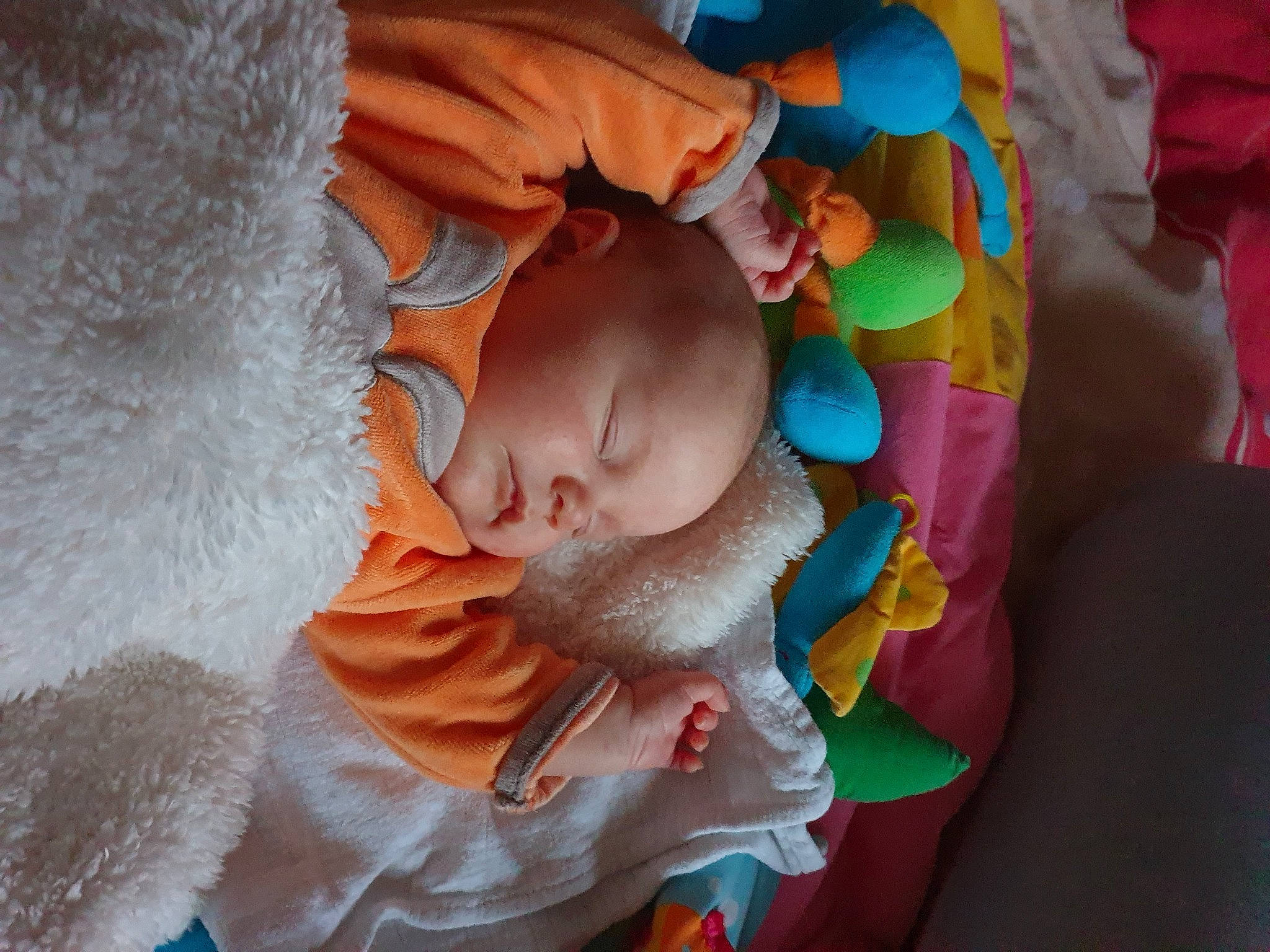 Jeanne a rejoint le concours — aidez-le/la à gagner de superbes lots ! baby, baby_products, baby_toddler_clothing, bedtime, cheek, child, comfort, event, eye, finger, fun, happy, iris, linens, nail, orange, person, room, textile, toddler