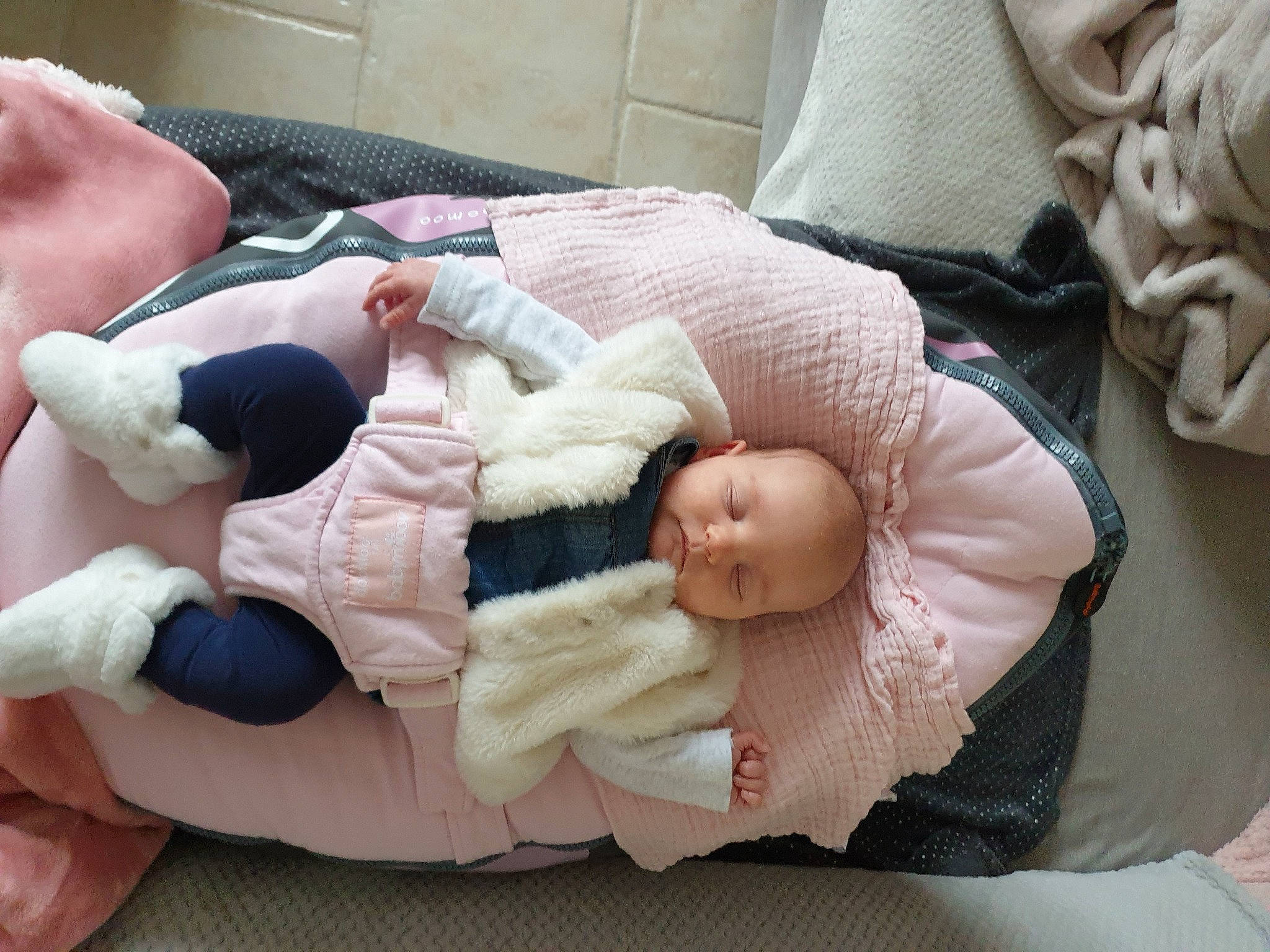 Jeanne a rejoint le concours — aidez-le/la à gagner de superbes lots ! baby, baby_products, baby_sleeping, baby_toddler_clothing, cheek, child, comfort, finger, hand, head, human_body, leg, linens, mammal, person, pink, skin, textile, thumb, toddler