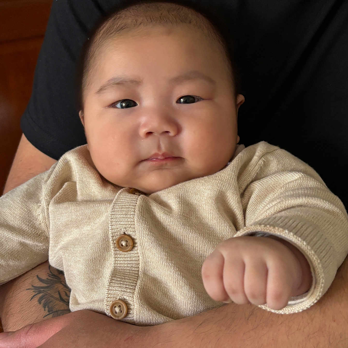 Lenny participe au concours pour gagner de l'argent avec cette photo : baby, bodypart, cap, clothing, face, finger, hand, happy, hat, head, knitwear, newborn, pants, person, photography, portrait, skin, smile, sweater, tattoo