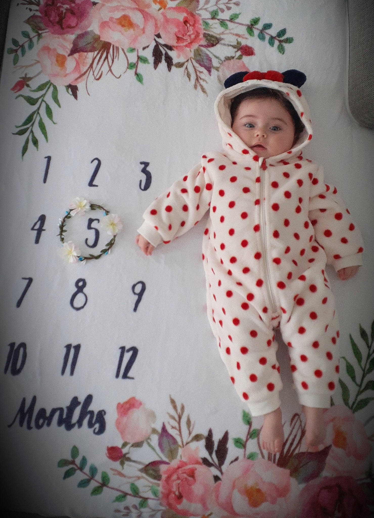 Amalia a rejoint le concours — aidez-le/la à gagner de superbes lots ! baby, baby_toddler_clothing, bedding, child, collar, day_dress, happy, linens, magenta, nightwear, pattern, peach, person, pink, room, sleeve, smile, textile, toddler, vintage_clothing