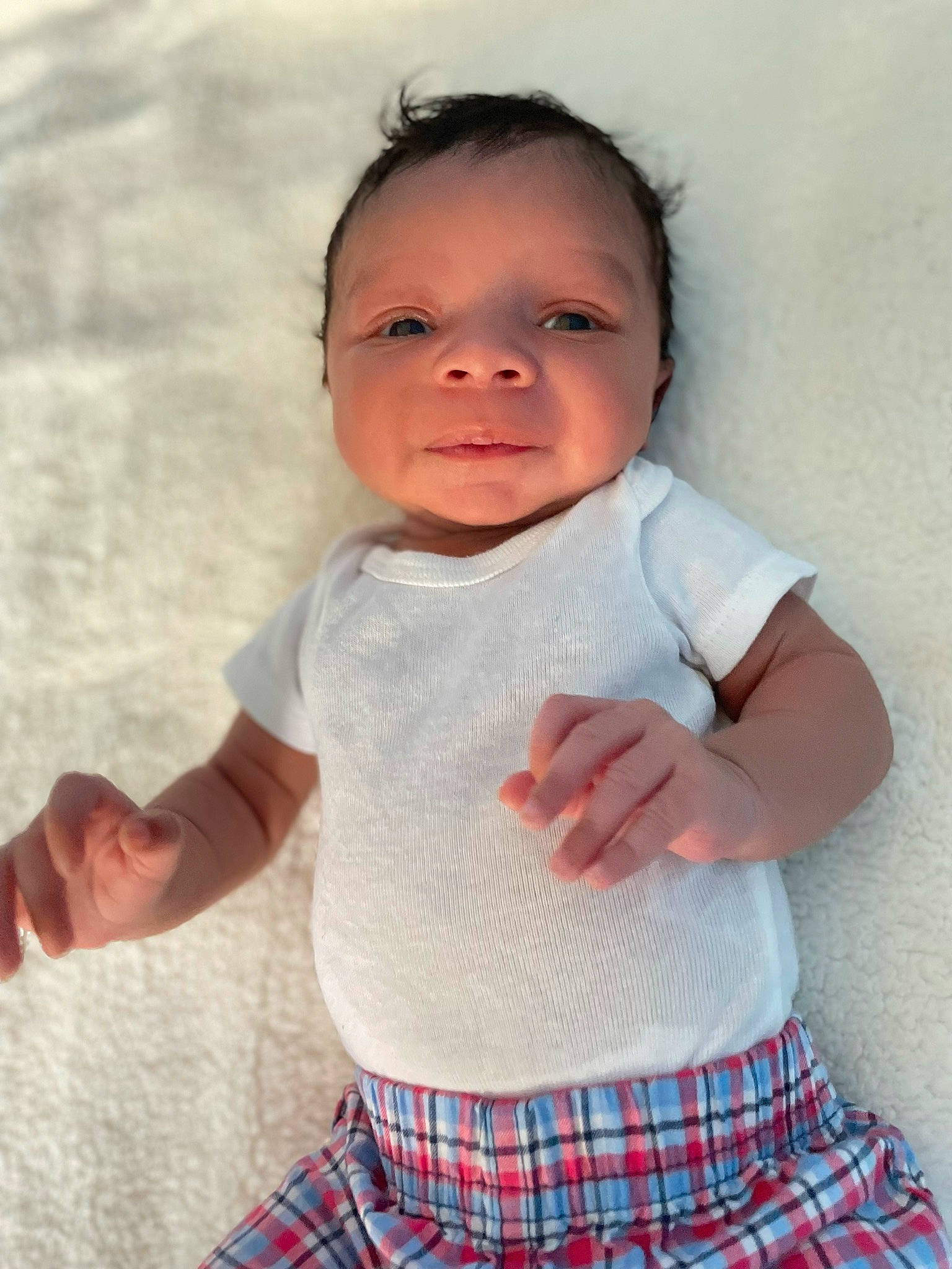 Amauri is registered to the contest to win money with this photo: arm, baby, baby_toddler_clothing, cheek, finger, gesture, hand, happy, iris, joint, lip, neck, person, plaid, shoulder, sleeve, smile, standing, t_shirt, tartan