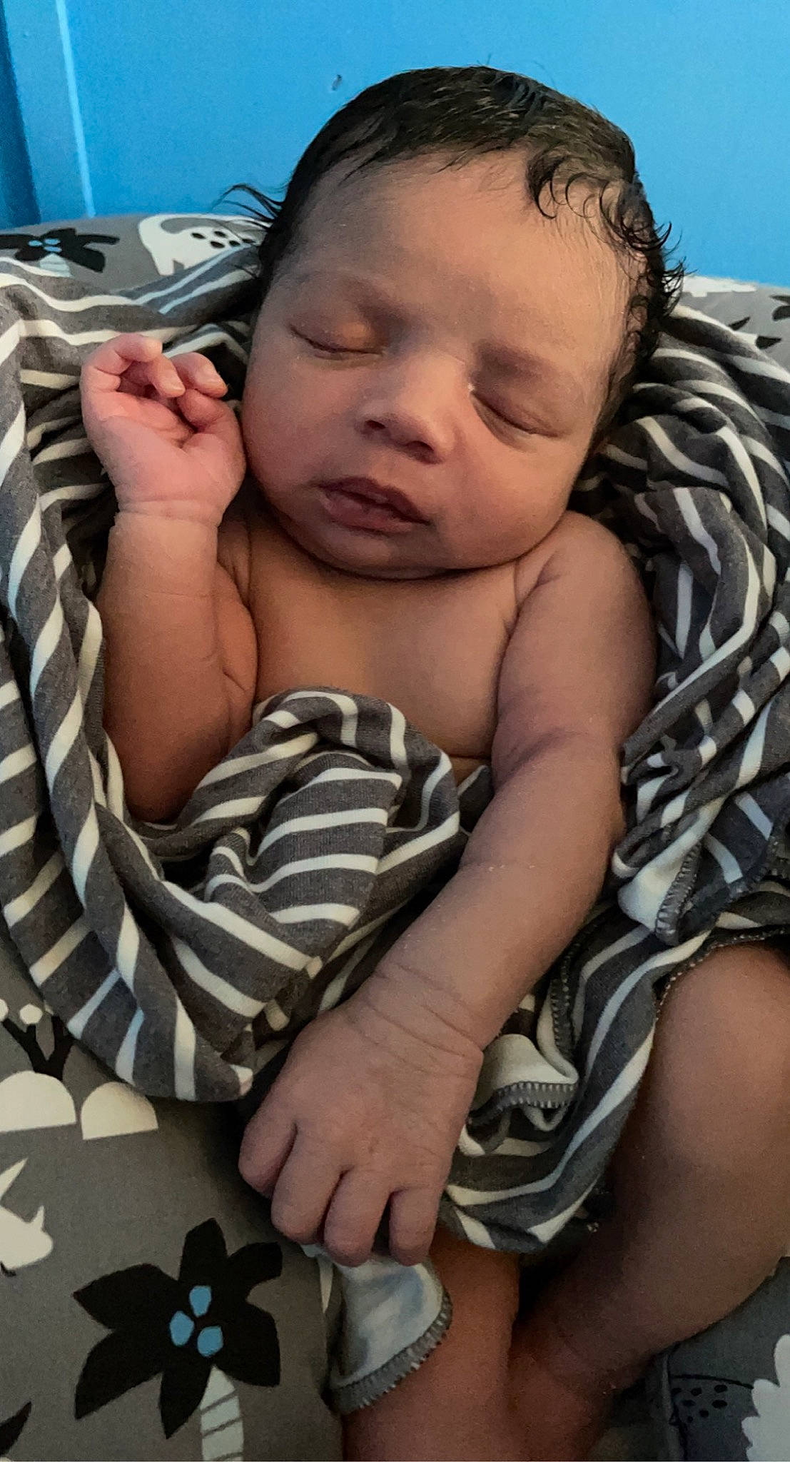 Amauri is registered to the contest to win money with this photo: arm, black, blue, cheek, comfort, face, finger, hairstyle, hand, happy, iris, light, lip, mammal, mouth, muscle, nose, organ, person, photograph