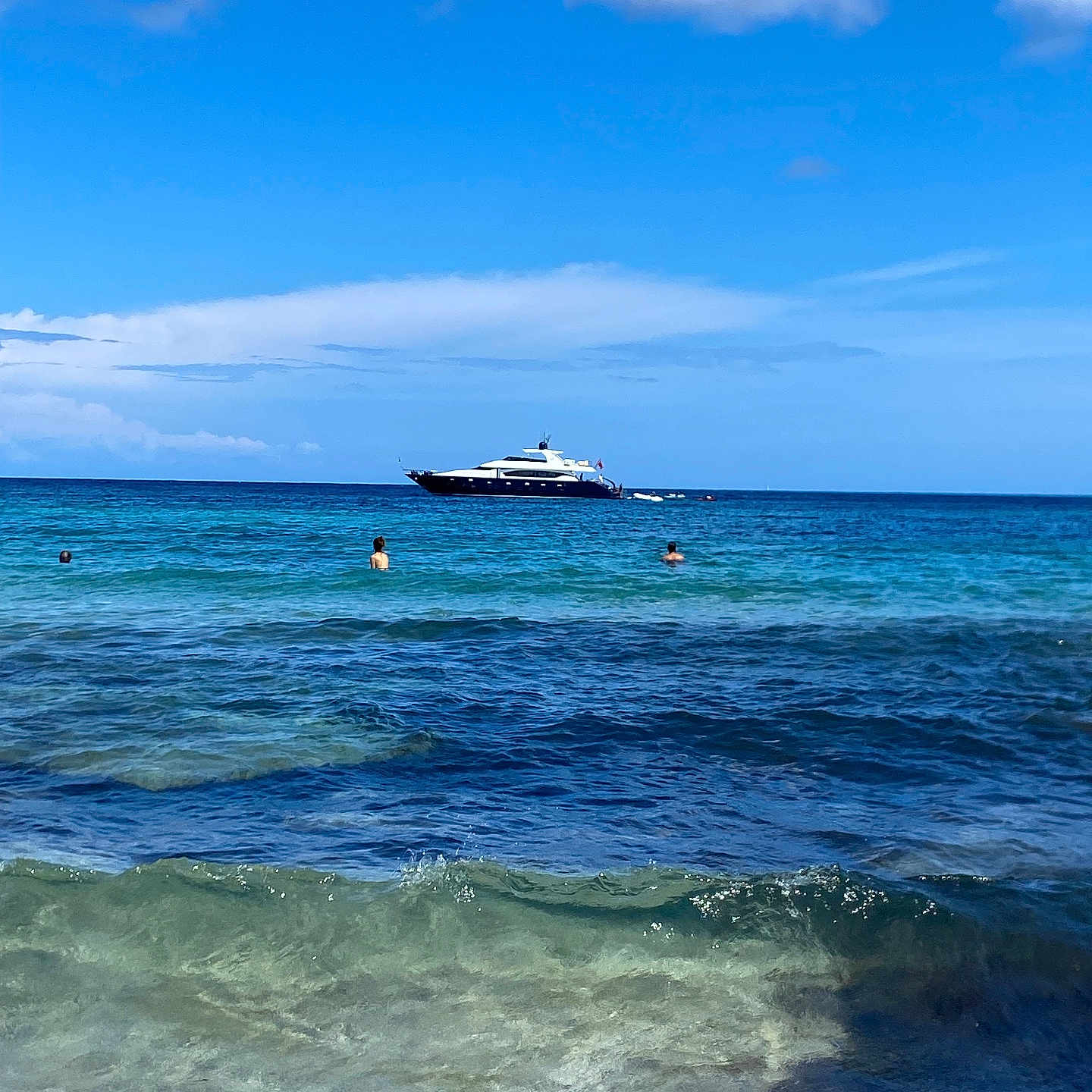 Eden participe au concours pour gagner de l'argent avec cette photo : azuresky, beach, boat, coast, horizon, nature, outdoors, person, sailboat, scenery, sea, seawaves, shoreline, sky, summer, transportation, vehicle, water, watercraft, yacht